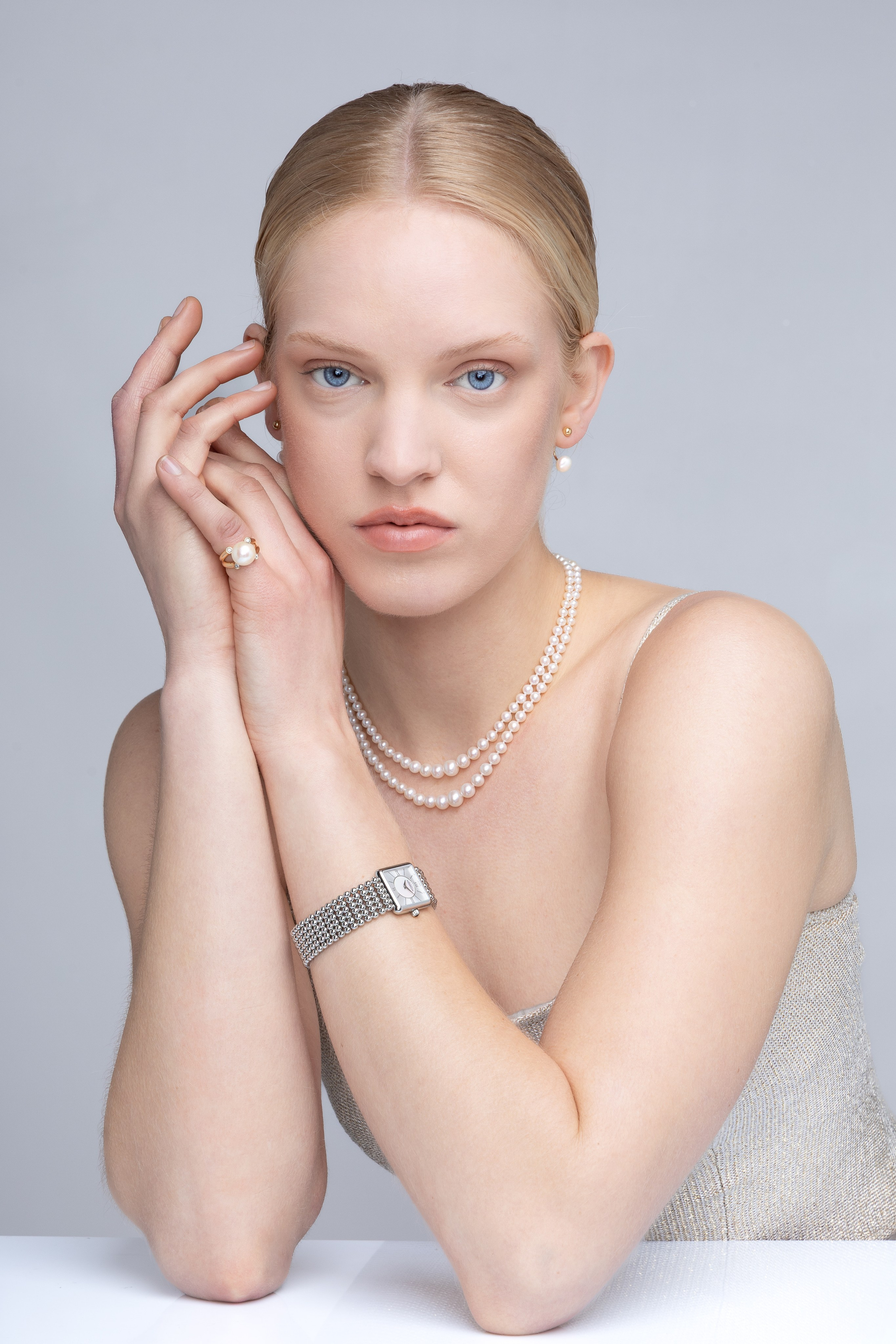 Séance photo glamour d'une jeune femme en studio à Albi, mettant en valeur des bijoux élégants de Maison Mohedano