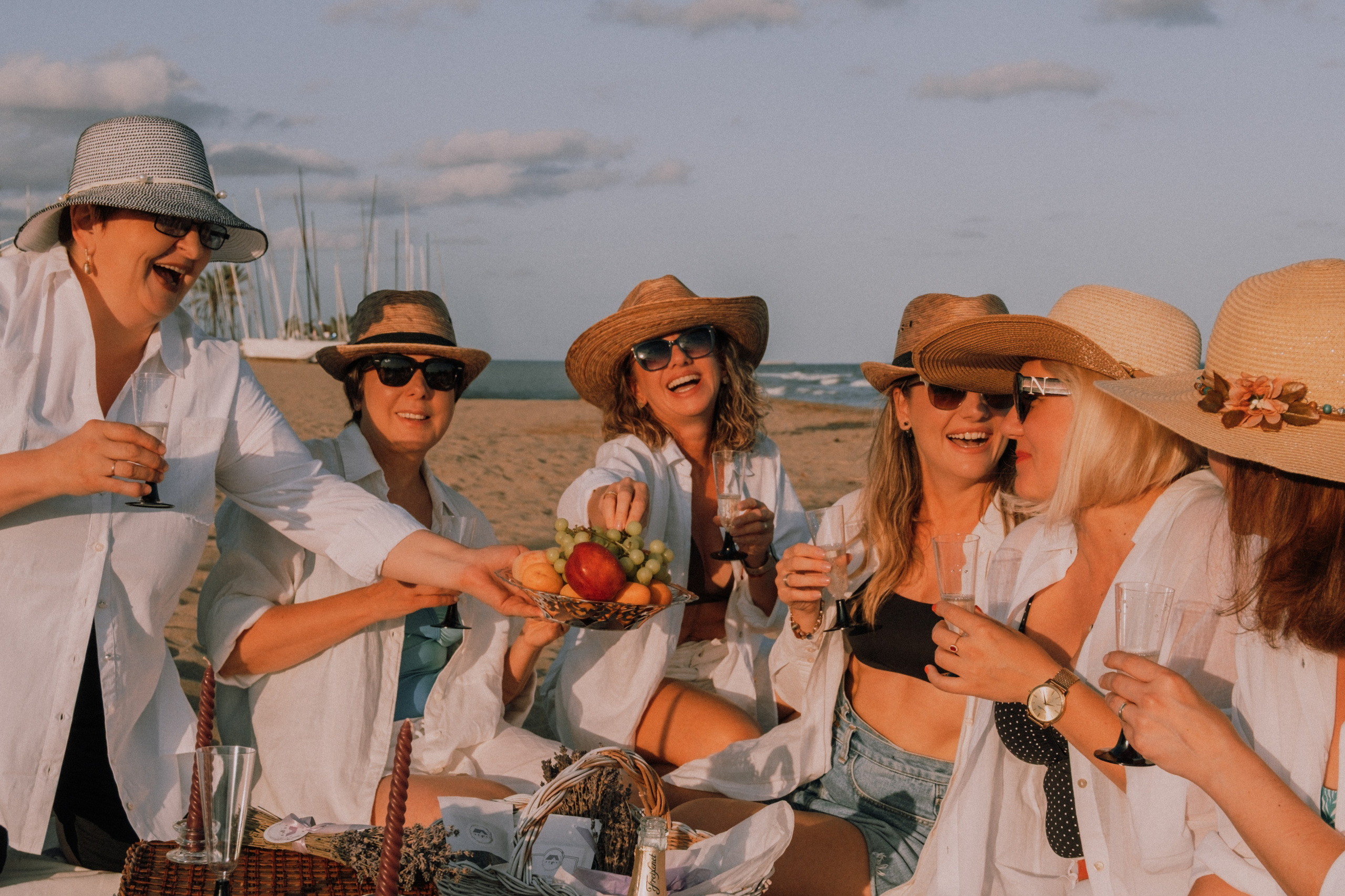 Sesión de amigas en la playa. Fotografía profesional en Calafell - Elena Medvedeva