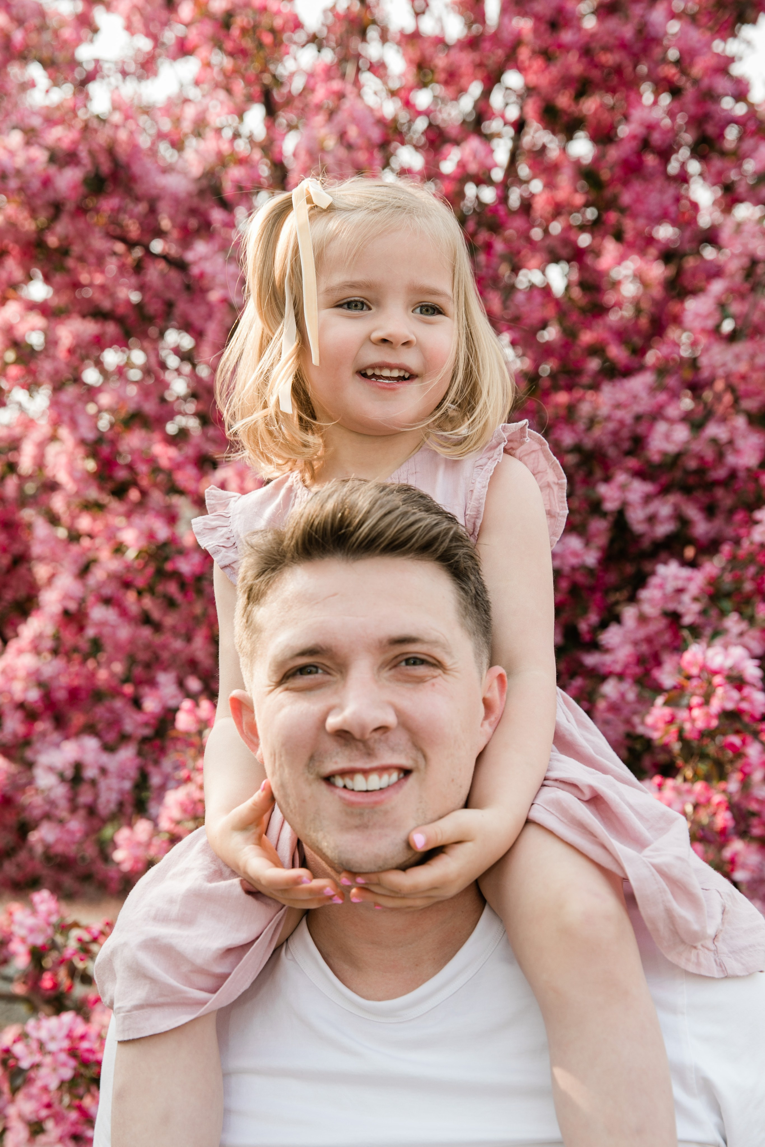 Pitchers Family Photos — Cherry Blossom. Fotografía accesible en Calgary