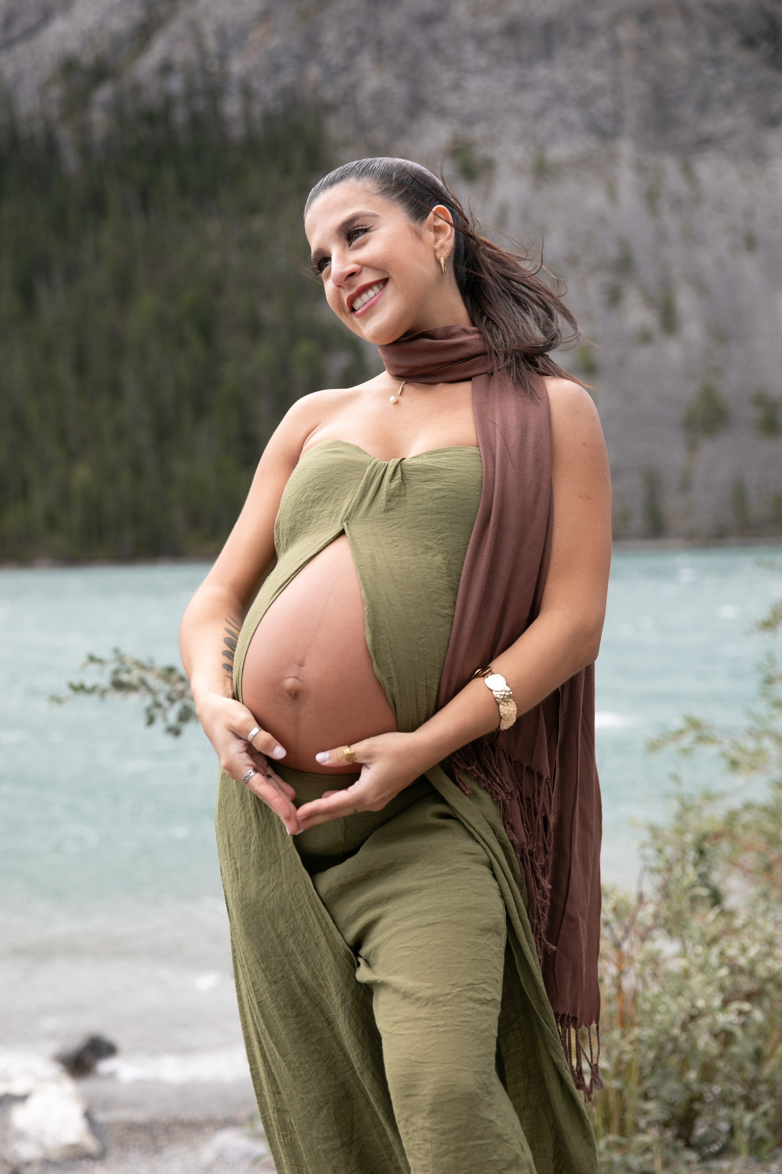Maternity Photos — Canmore — Daniella. Fotografía accesible en Calgary