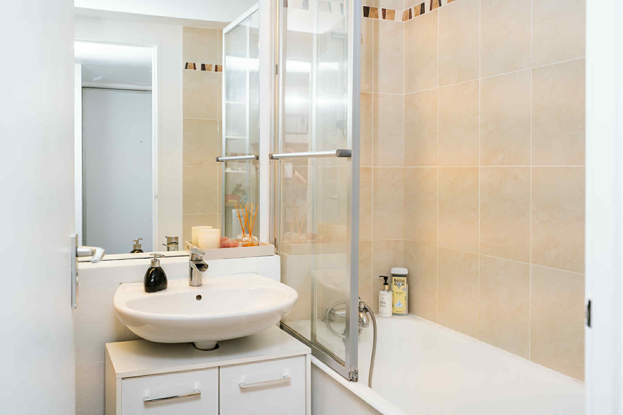 AIRBNB in Paris. Photographer in Paris Yulia Shkadina | Couples, engagement, pre-wedding, individual photo-shoots in Paris at the best locations