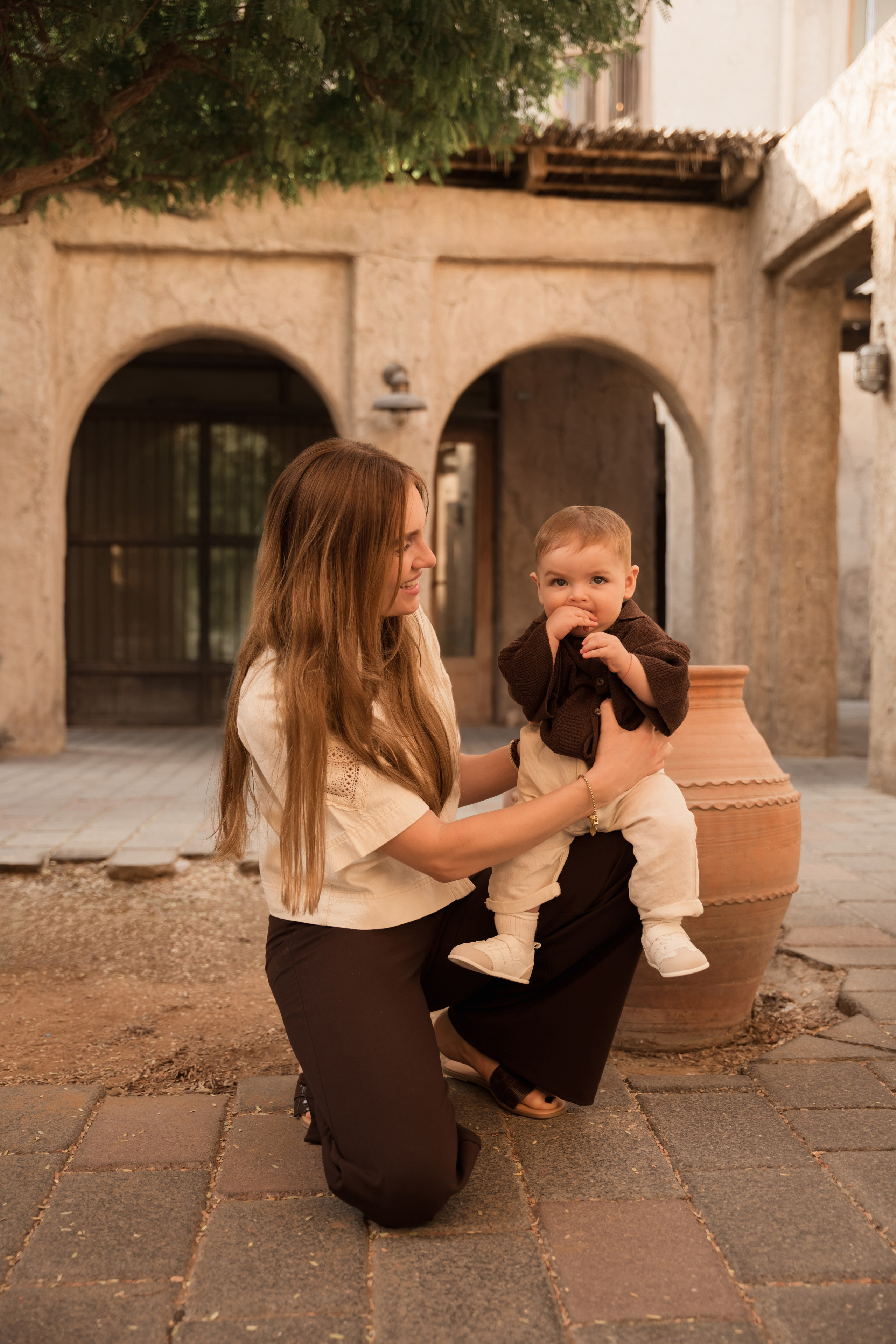 Old Town walk. Angela Iakovleva — Family Photographer in Dubai