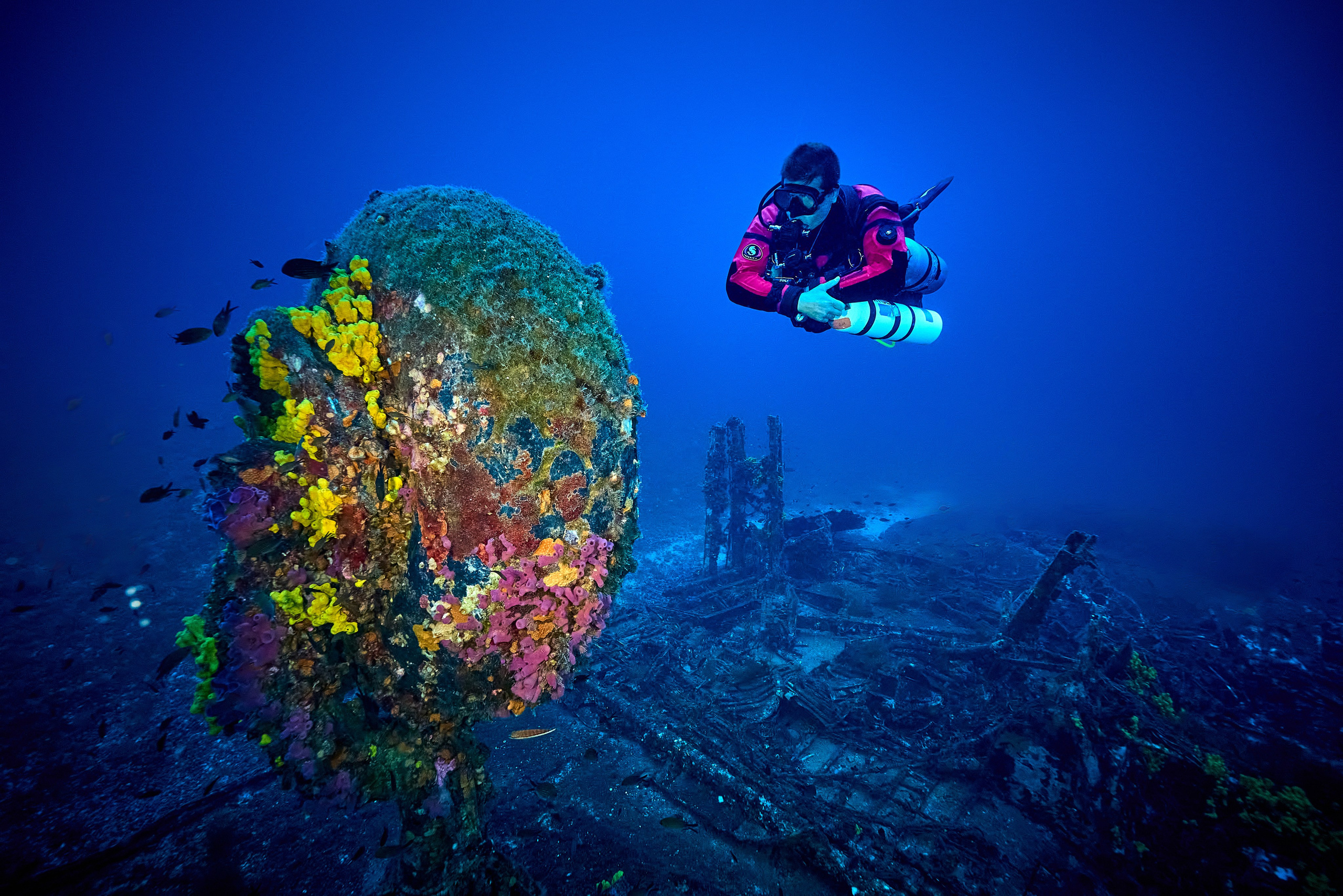 Fotograf podwodny Andriej Szypilow. Wrak samolotu B-24 Liberator „Tulsamerican” spoczywa na dnie Adriatyku w pobliżu wysepki Veli Paržanj, położonej na południowy wschód od wyspy Vis. Samolot był ostatnim egzemplarzem wyprodukowanym w fabryce Douglas w Tulsie w stanie Oklahoma, a za jego powstanie zapłacili pracownicy fabryki i okoliczni mieszkańcy, nadając mu przezwisko „Tulsamerican” (ten egzemplarz - między innymi - zrzucał zaopatrzenie dla Powstania Warszawskiego).