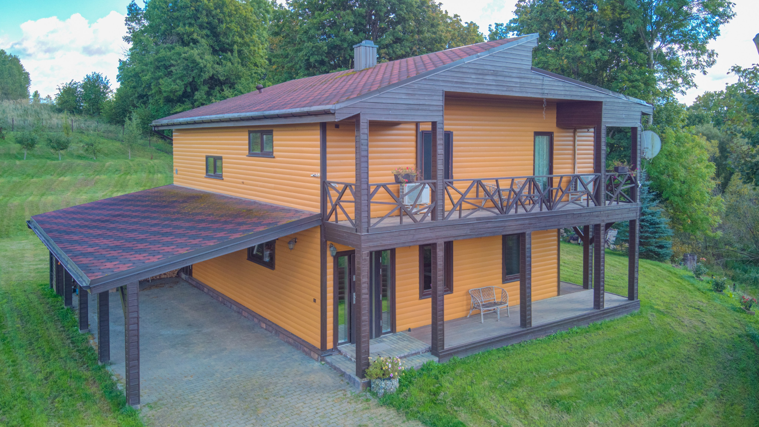 Sadyba Vinliaus r. prie ežero. Elina Sapiega fotografė Vilniuje