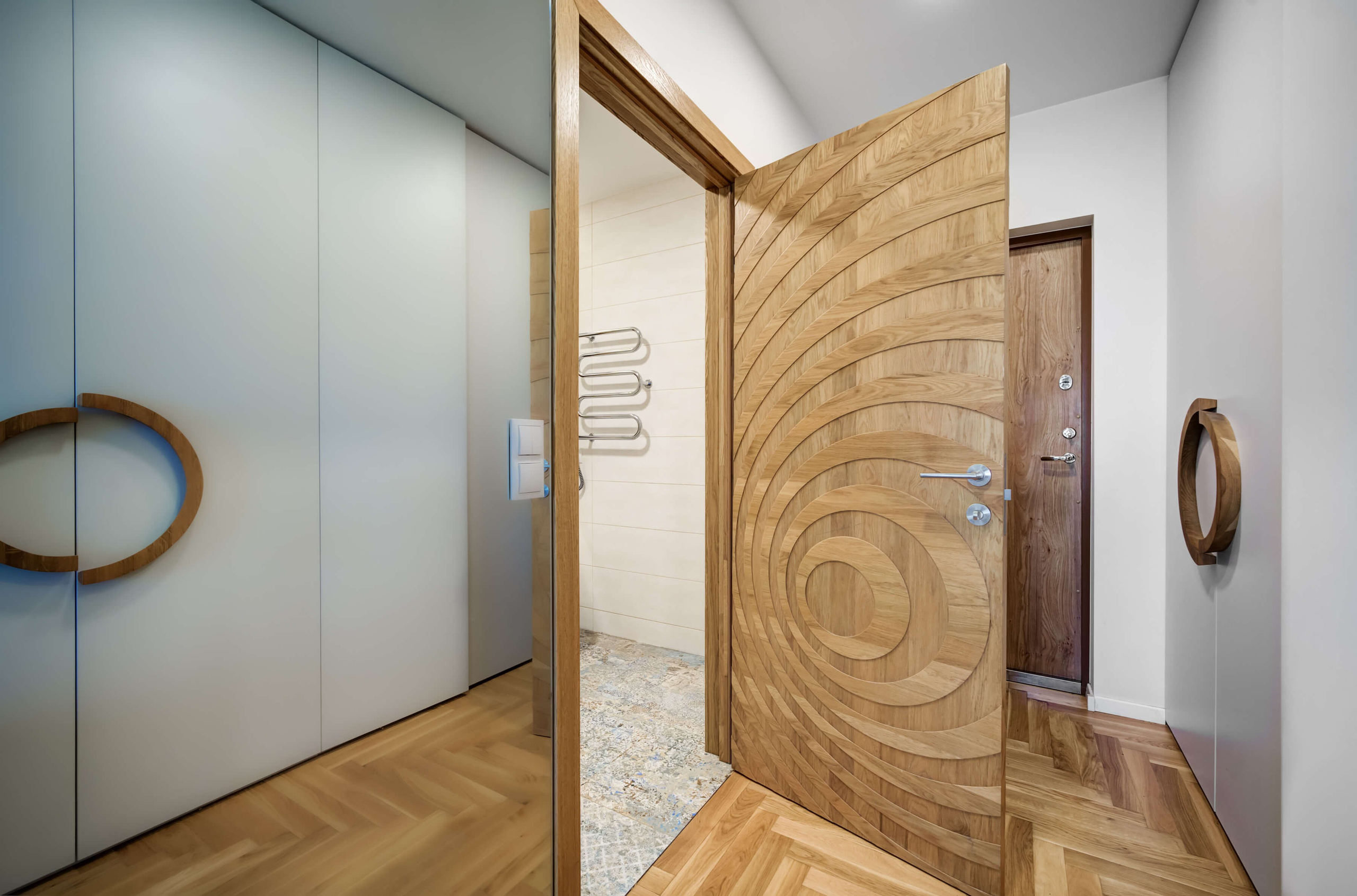 Tikros ąžuolo durys ir moderni aparatūra – svetainės akcentas 2025 metais