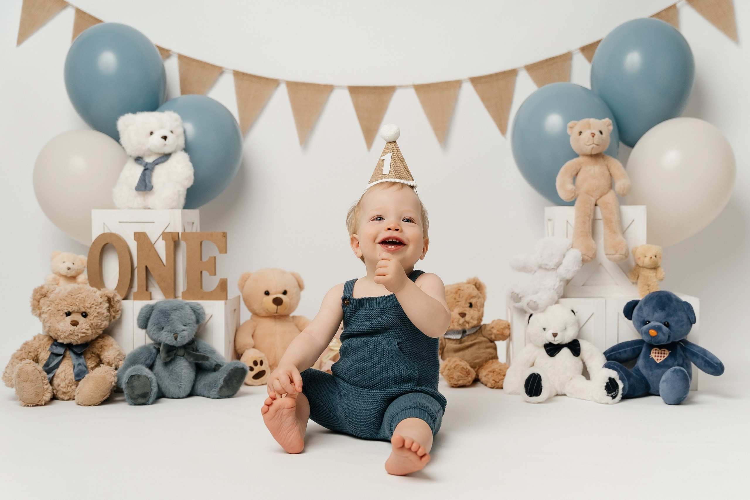 First birthday cake smash session. Newborn and family photographer. Hills District. Sydney