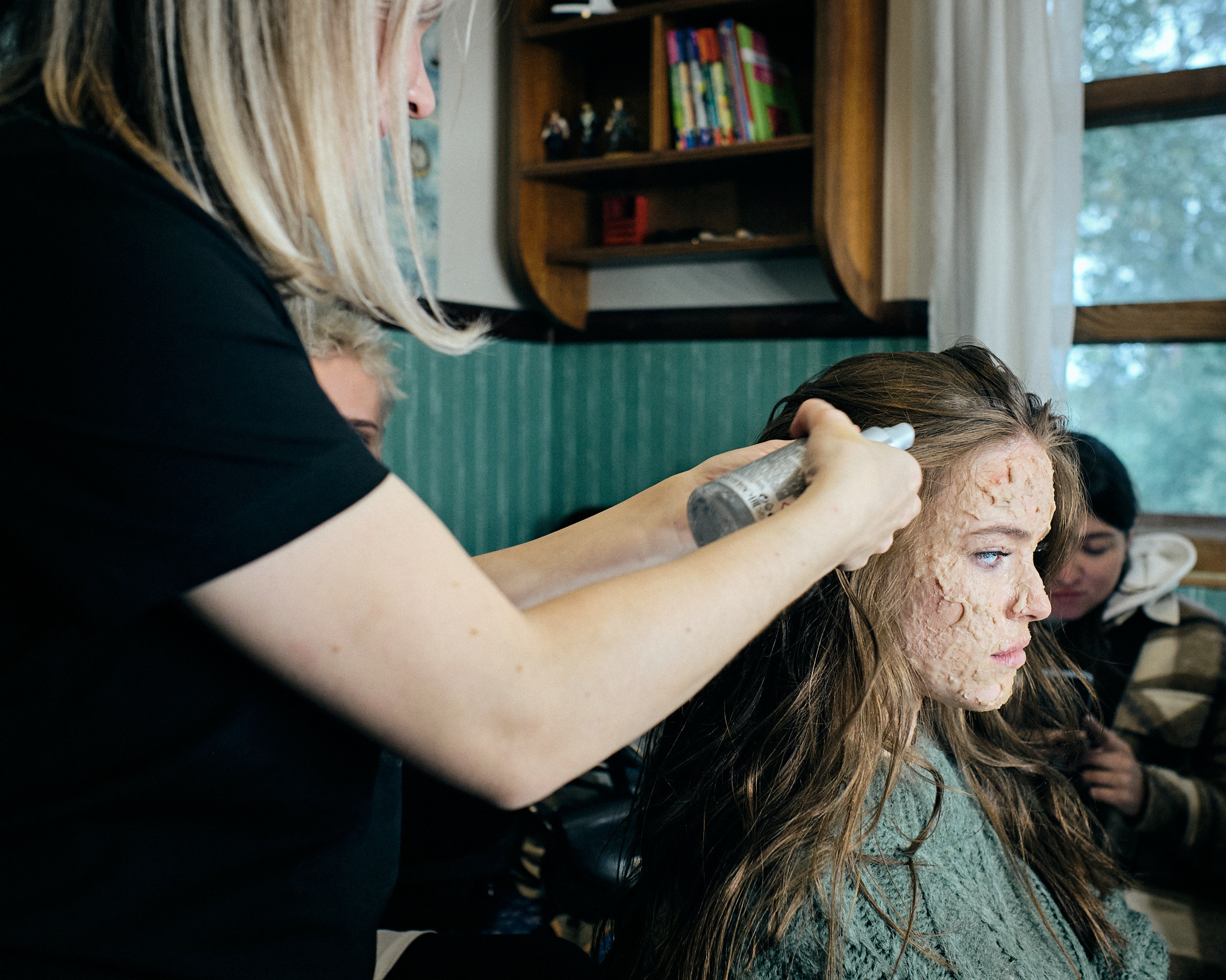 Фото съемка бэкстейджей — одно из моих любимых направлений. Я обожаю рассказывать истории, показывая закулисье создания клипов, фильмов, сериалов, рекламы, Приятнее всего в съемке бэкстейджа, когда съемочная группа благодарит тебя за то, как ты смог показать их работу. Ведь бэки — это тоже портфолио