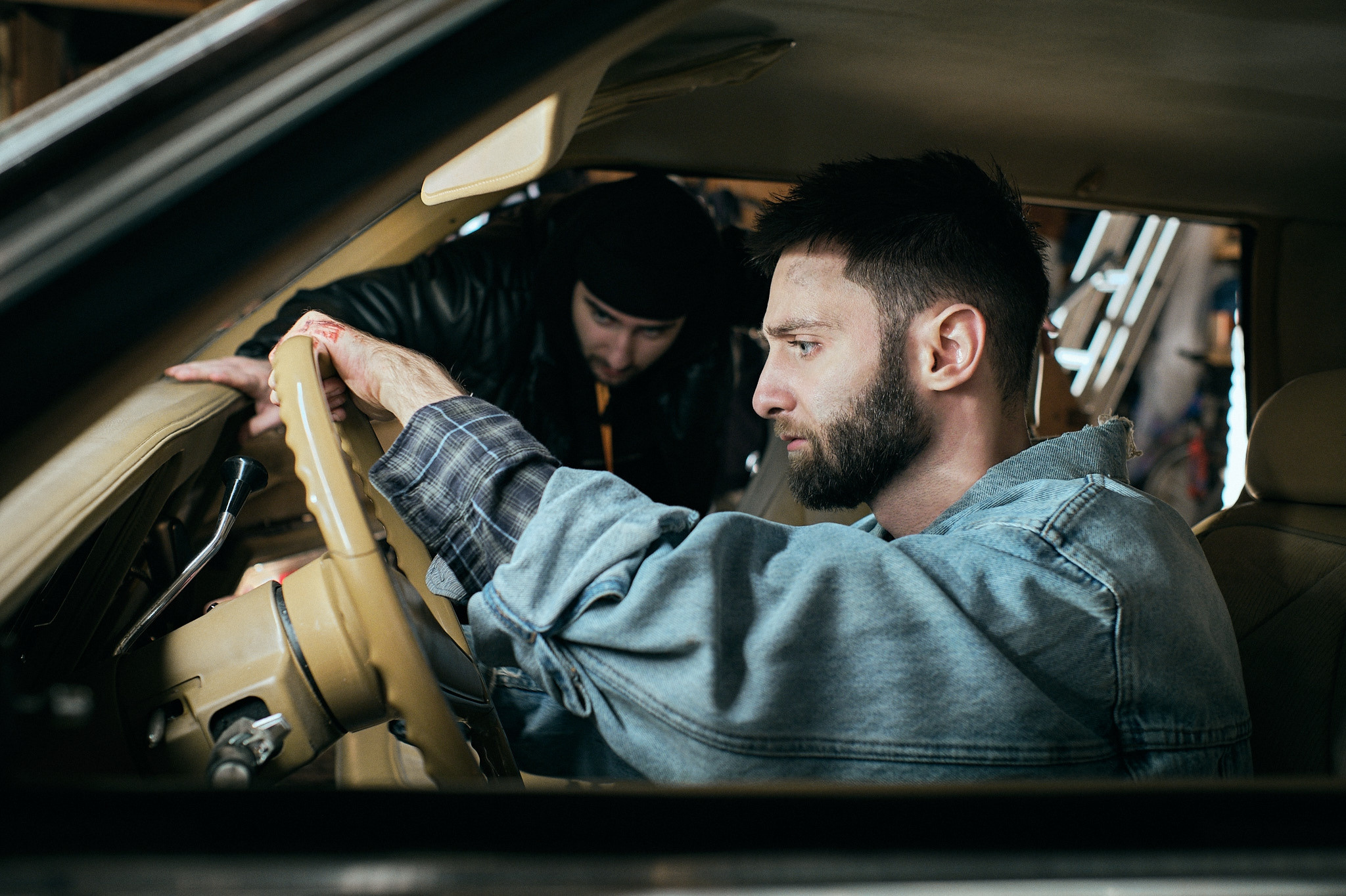 Фото съемка бэкстейджей — одно из моих любимых направлений. Я обожаю рассказывать истории, показывая закулисье создания клипов, фильмов, сериалов, рекламы, Приятнее всего в съемке бэкстейджа, когда съемочная группа благодарит тебя за то, как ты смог показать их работу. Ведь бэки — это тоже портфолио