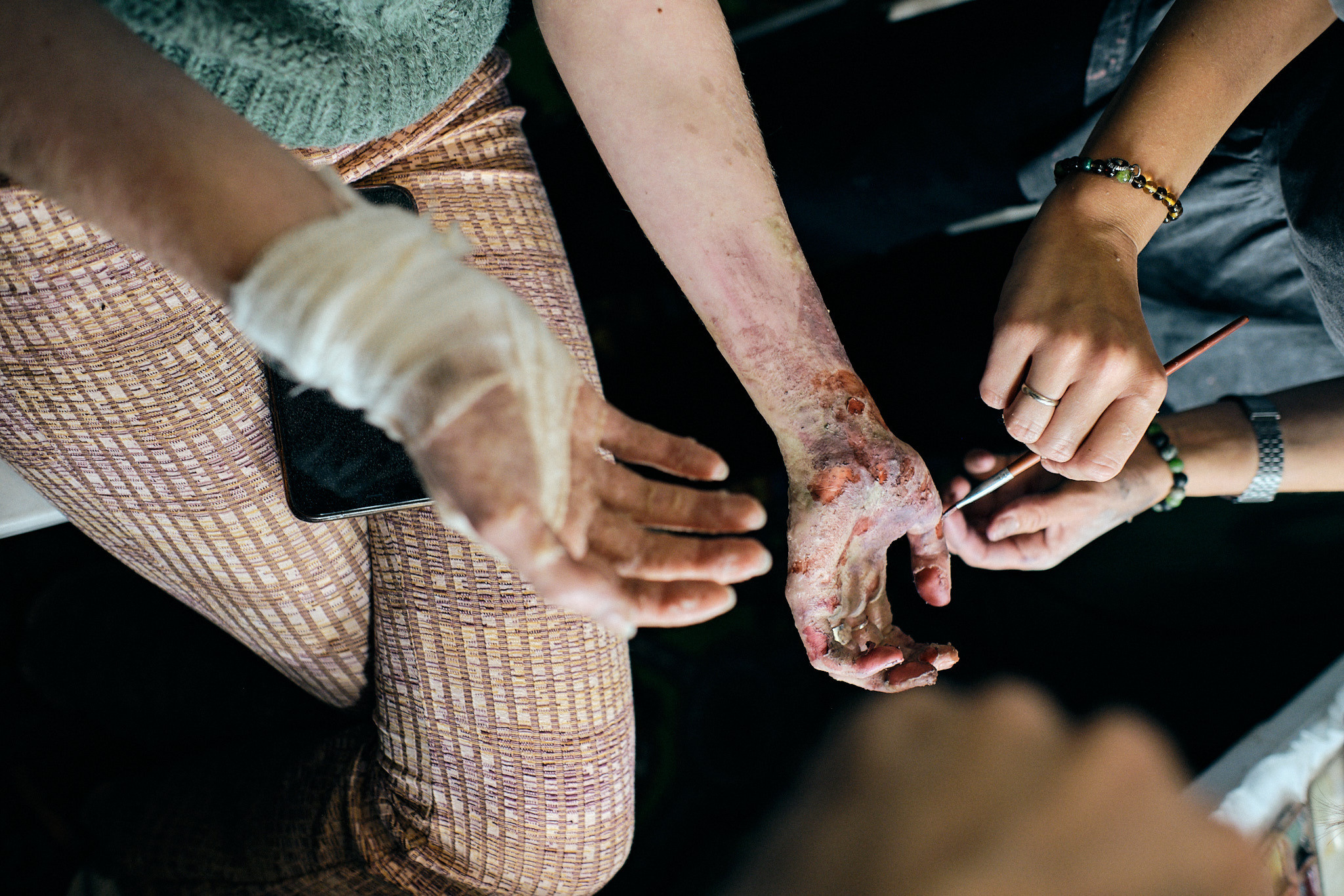 Фото съемка бэкстейджей — одно из моих любимых направлений. Я обожаю рассказывать истории, показывая закулисье создания клипов, фильмов, сериалов, рекламы, Приятнее всего в съемке бэкстейджа, когда съемочная группа благодарит тебя за то, как ты смог показать их работу. Ведь бэки — это тоже портфолио