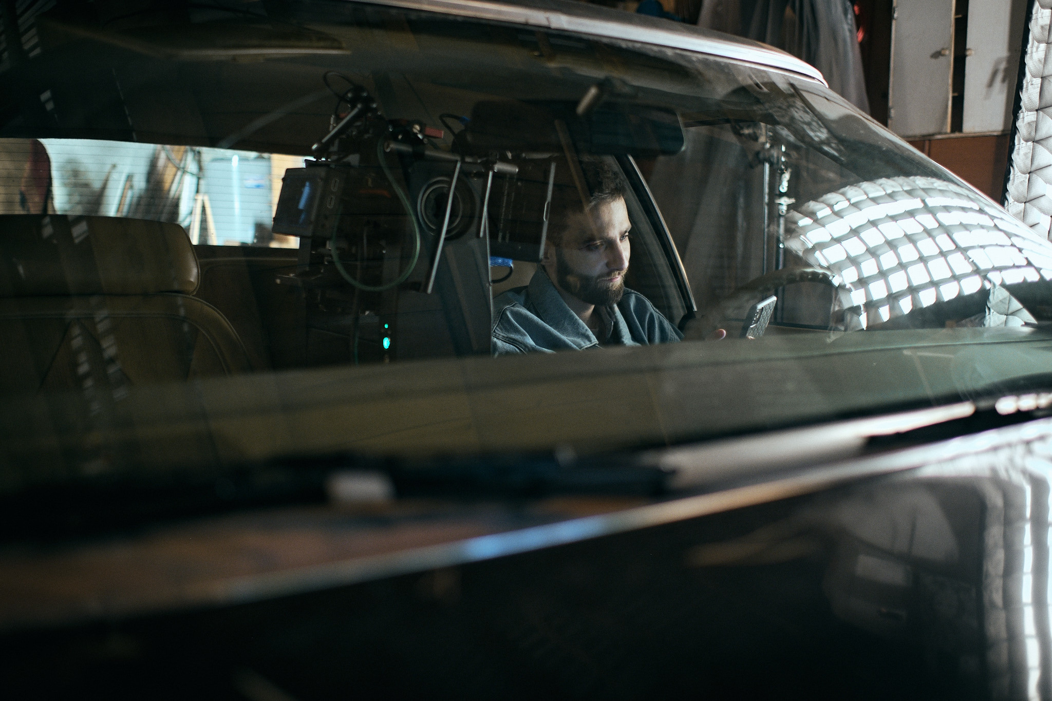 Фото съемка бэкстейджей — одно из моих любимых направлений. Я обожаю рассказывать истории, показывая закулисье создания клипов, фильмов, сериалов, рекламы, Приятнее всего в съемке бэкстейджа, когда съемочная группа благодарит тебя за то, как ты смог показать их работу. Ведь бэки — это тоже портфолио