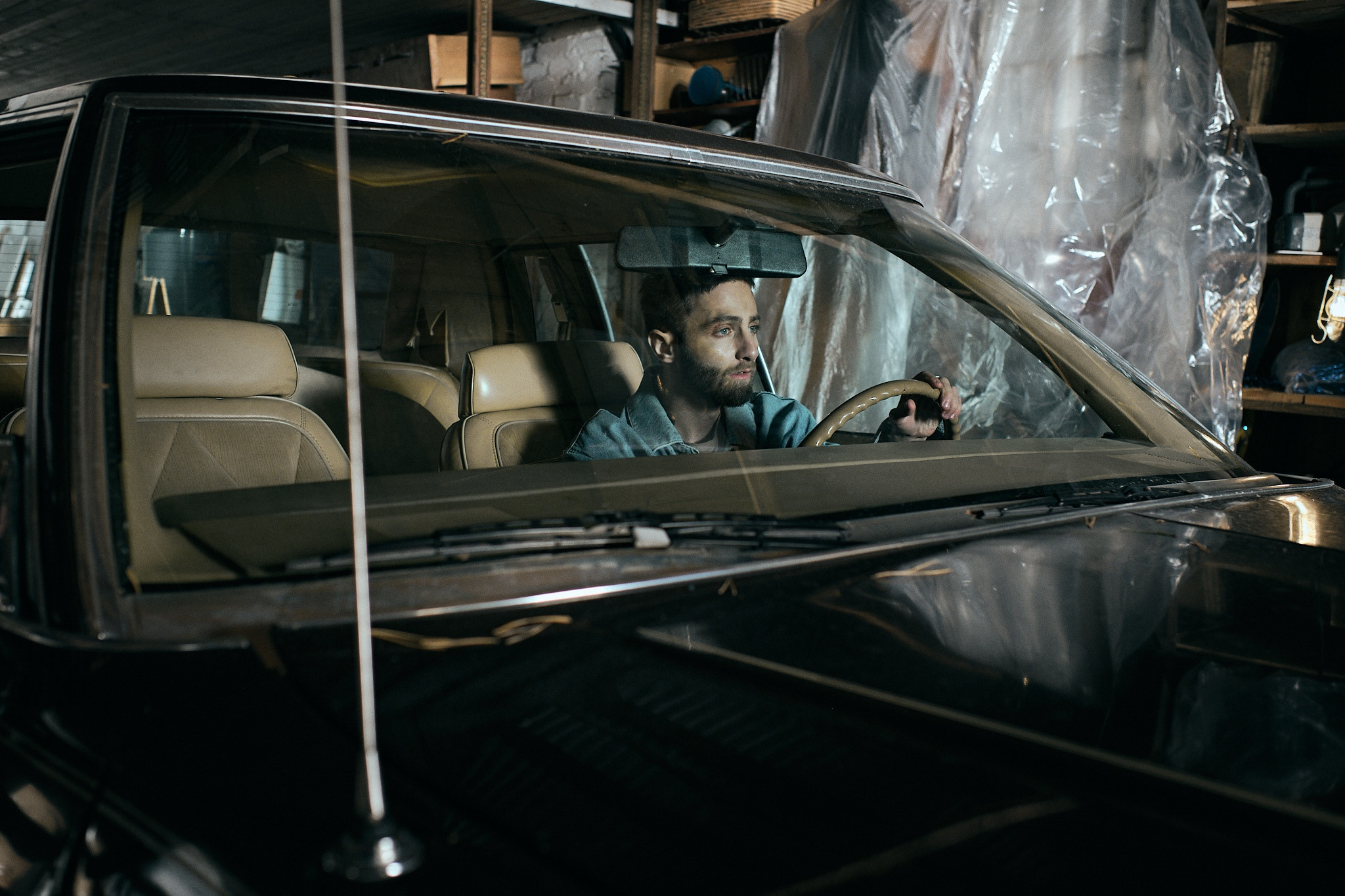 Фото съемка бэкстейджей — одно из моих любимых направлений. Я обожаю рассказывать истории, показывая закулисье создания клипов, фильмов, сериалов, рекламы, Приятнее всего в съемке бэкстейджа, когда съемочная группа благодарит тебя за то, как ты смог показать их работу. Ведь бэки — это тоже портфолио