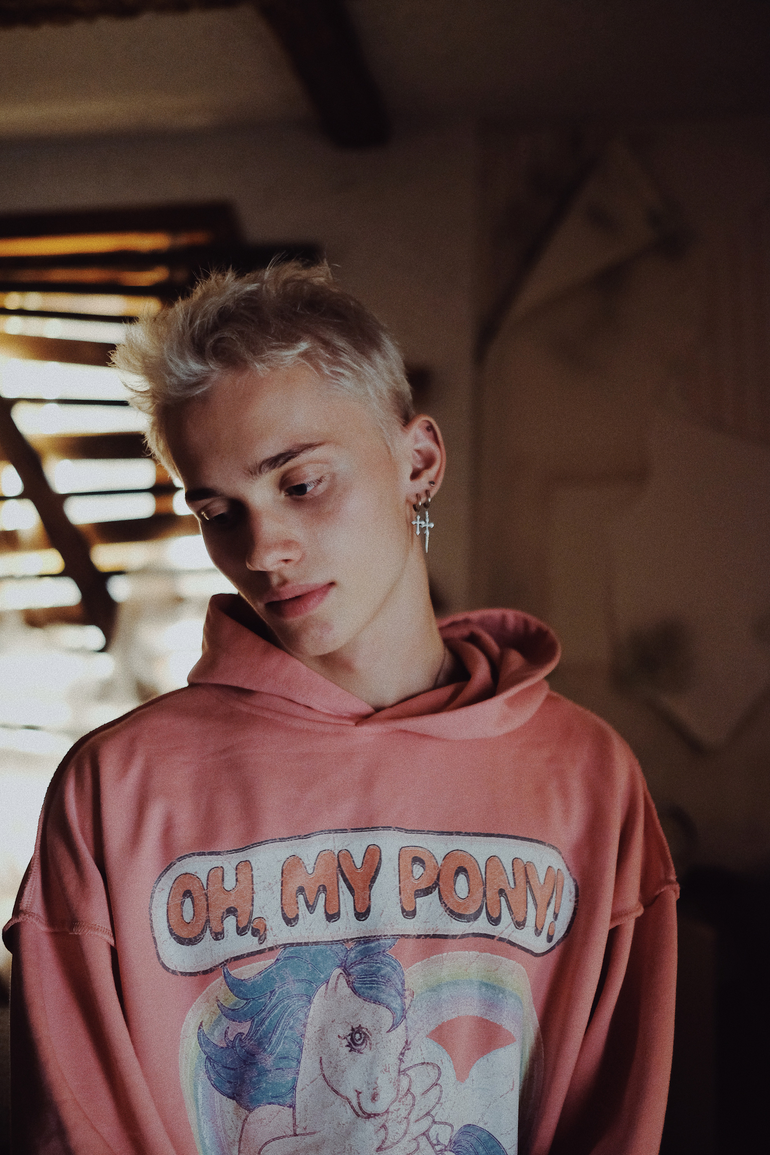 Фото съемка бэкстейджей — одно из моих любимых направлений. Я обожаю рассказывать истории, показывая закулисье создания клипов, фильмов, сериалов, рекламы, Приятнее всего в съемке бэкстейджа, когда съемочная группа благодарит тебя за то, как ты смог показать их работу. Ведь бэки — это тоже портфолио