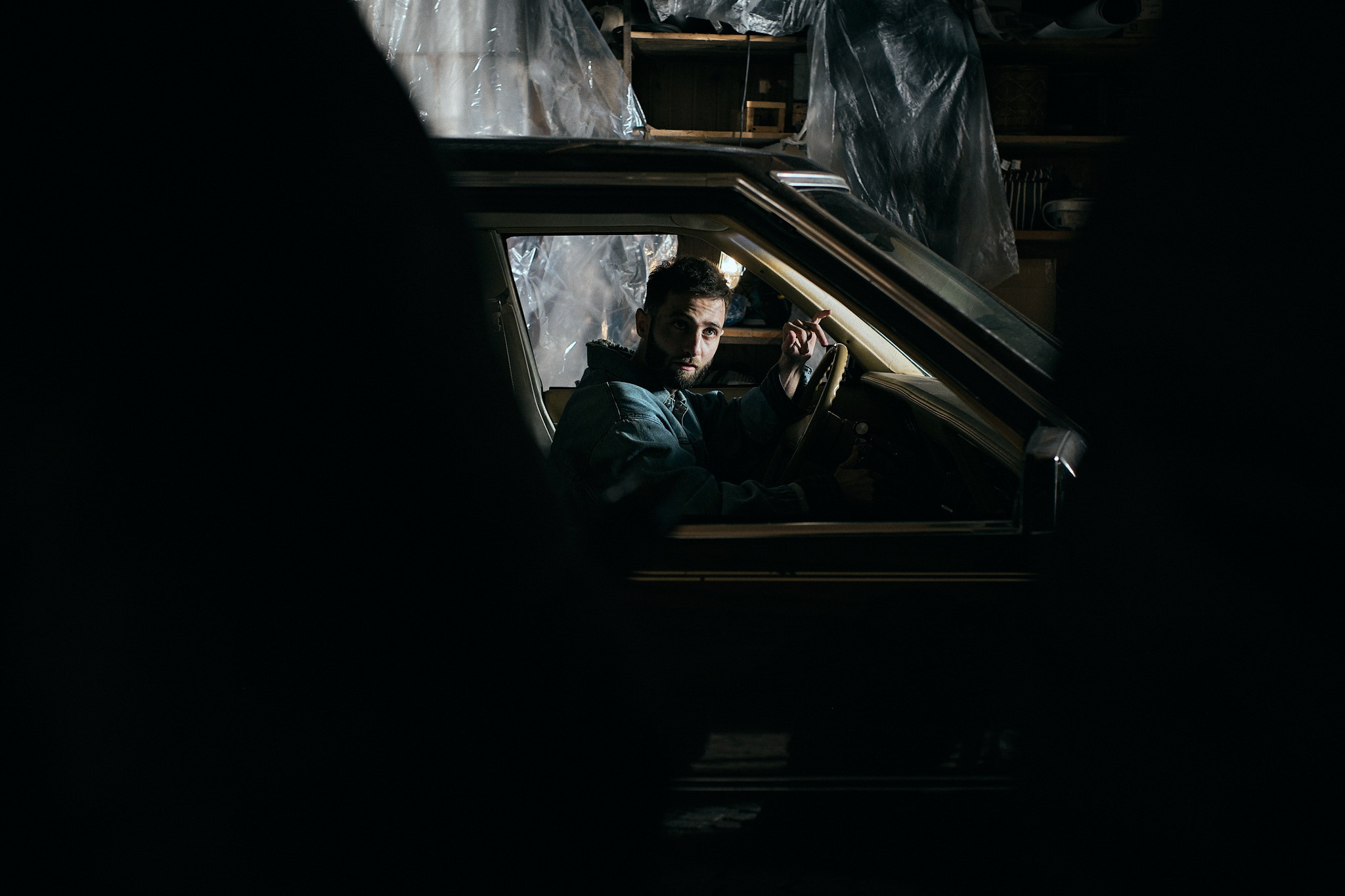 Фото съемка бэкстейджей — одно из моих любимых направлений. Я обожаю рассказывать истории, показывая закулисье создания клипов, фильмов, сериалов, рекламы, Приятнее всего в съемке бэкстейджа, когда съемочная группа благодарит тебя за то, как ты смог показать их работу. Ведь бэки — это тоже портфолио