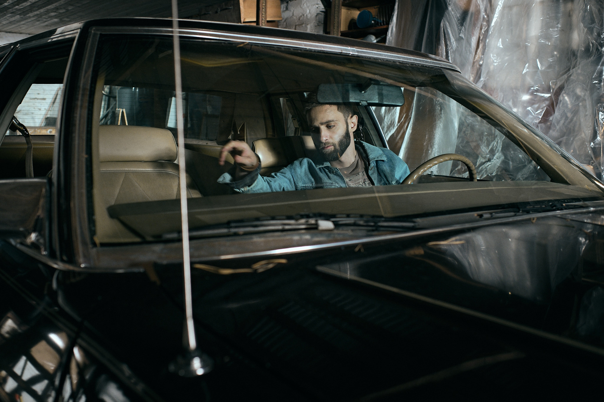 Фото съемка бэкстейджей — одно из моих любимых направлений. Я обожаю рассказывать истории, показывая закулисье создания клипов, фильмов, сериалов, рекламы, Приятнее всего в съемке бэкстейджа, когда съемочная группа благодарит тебя за то, как ты смог показать их работу. Ведь бэки — это тоже портфолио