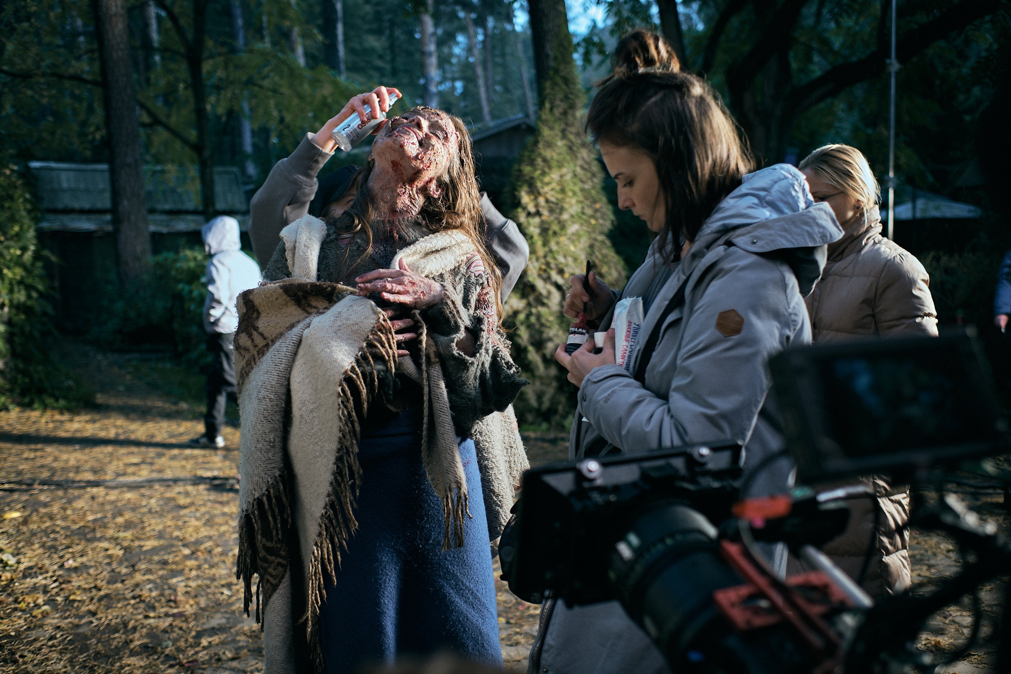 Фото съемка бэкстейджей — одно из моих любимых направлений. Я обожаю рассказывать истории, показывая закулисье создания клипов, фильмов, сериалов, рекламы, Приятнее всего в съемке бэкстейджа, когда съемочная группа благодарит тебя за то, как ты смог показать их работу. Ведь бэки — это тоже портфолио