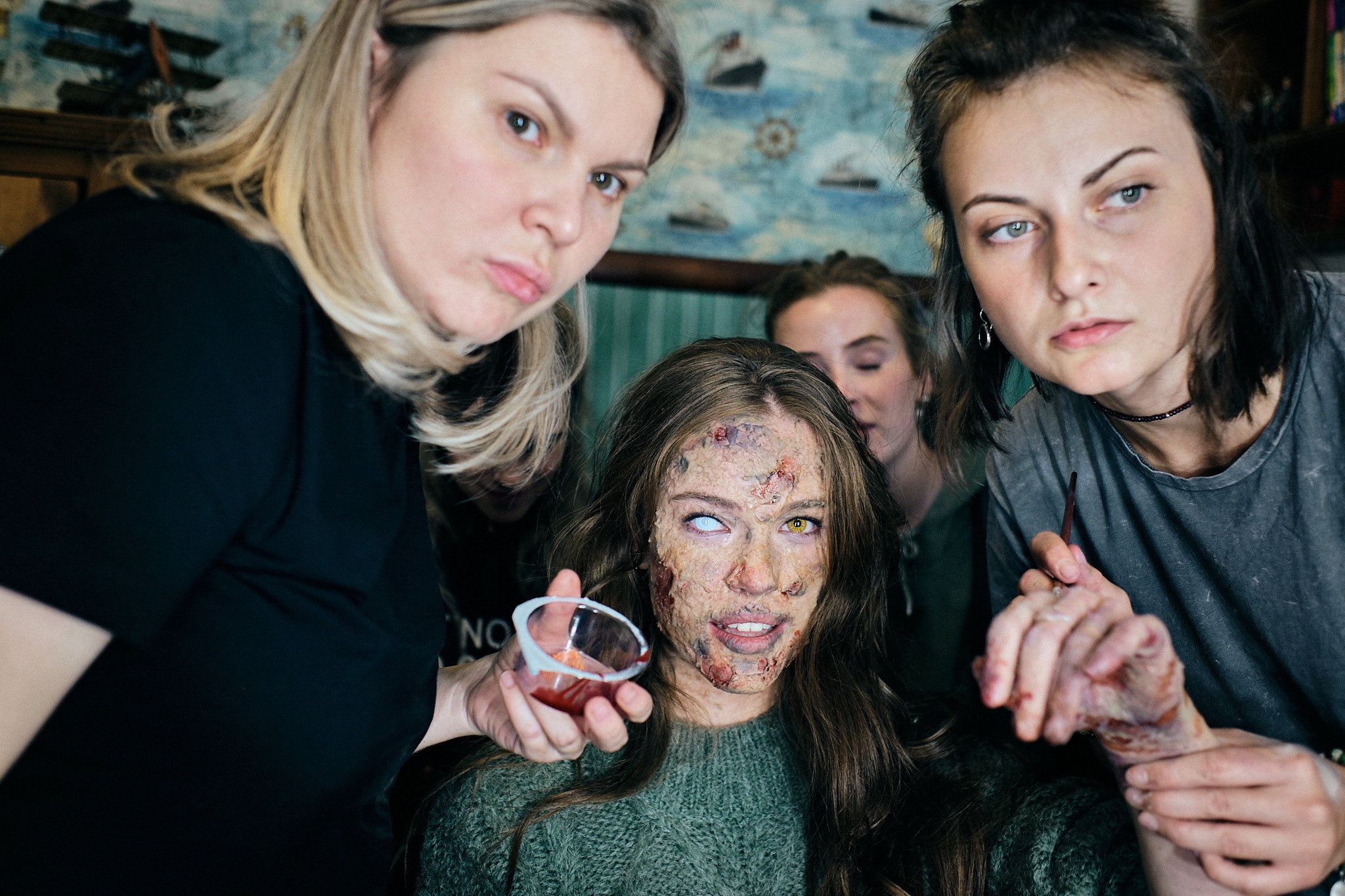 Фото съемка бэкстейджей — одно из моих любимых направлений. Я обожаю рассказывать истории, показывая закулисье создания клипов, фильмов, сериалов, рекламы, Приятнее всего в съемке бэкстейджа, когда съемочная группа благодарит тебя за то, как ты смог показать их работу. Ведь бэки — это тоже портфолио