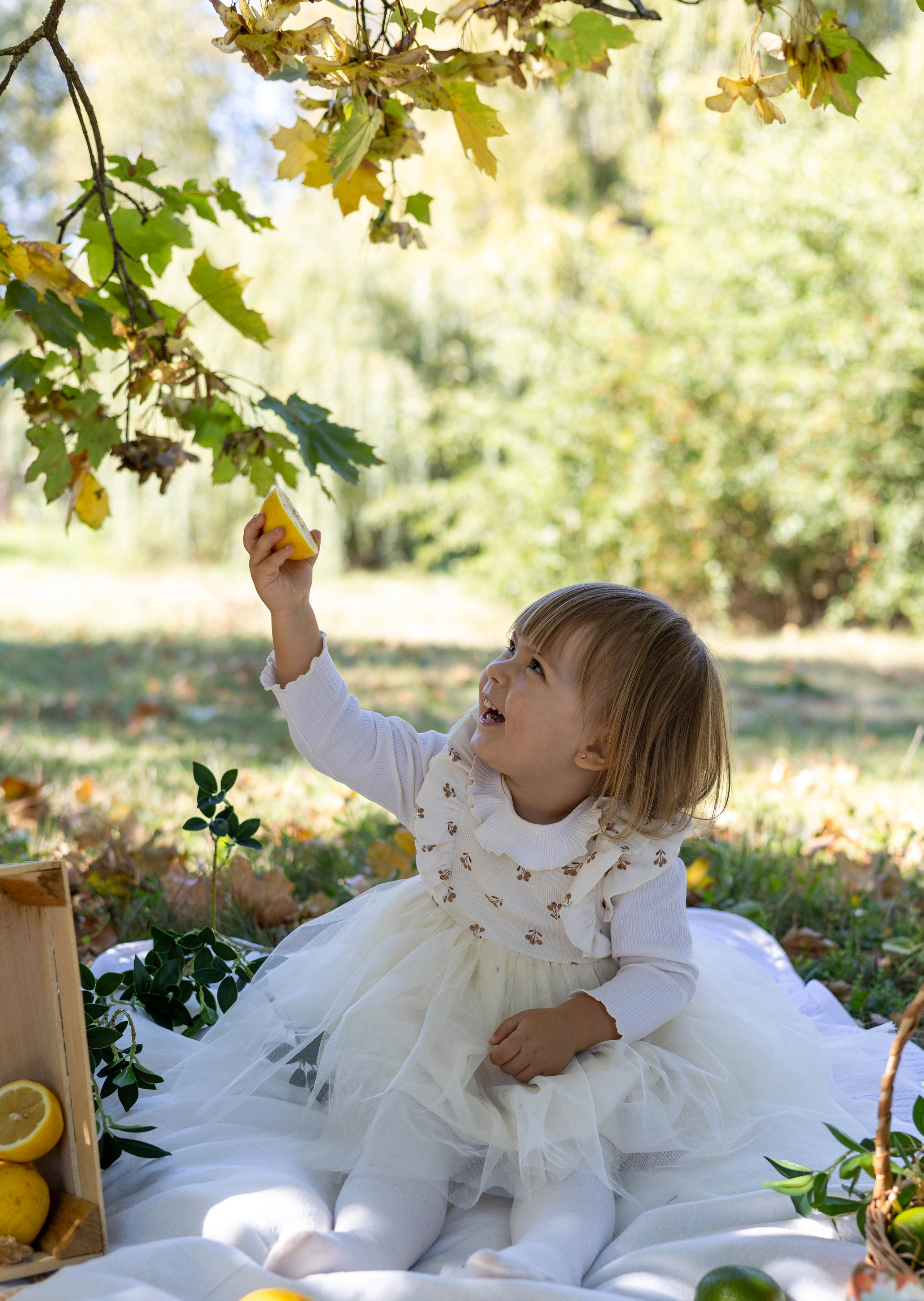 Яркий детский портрет с лимоном на фоне парка