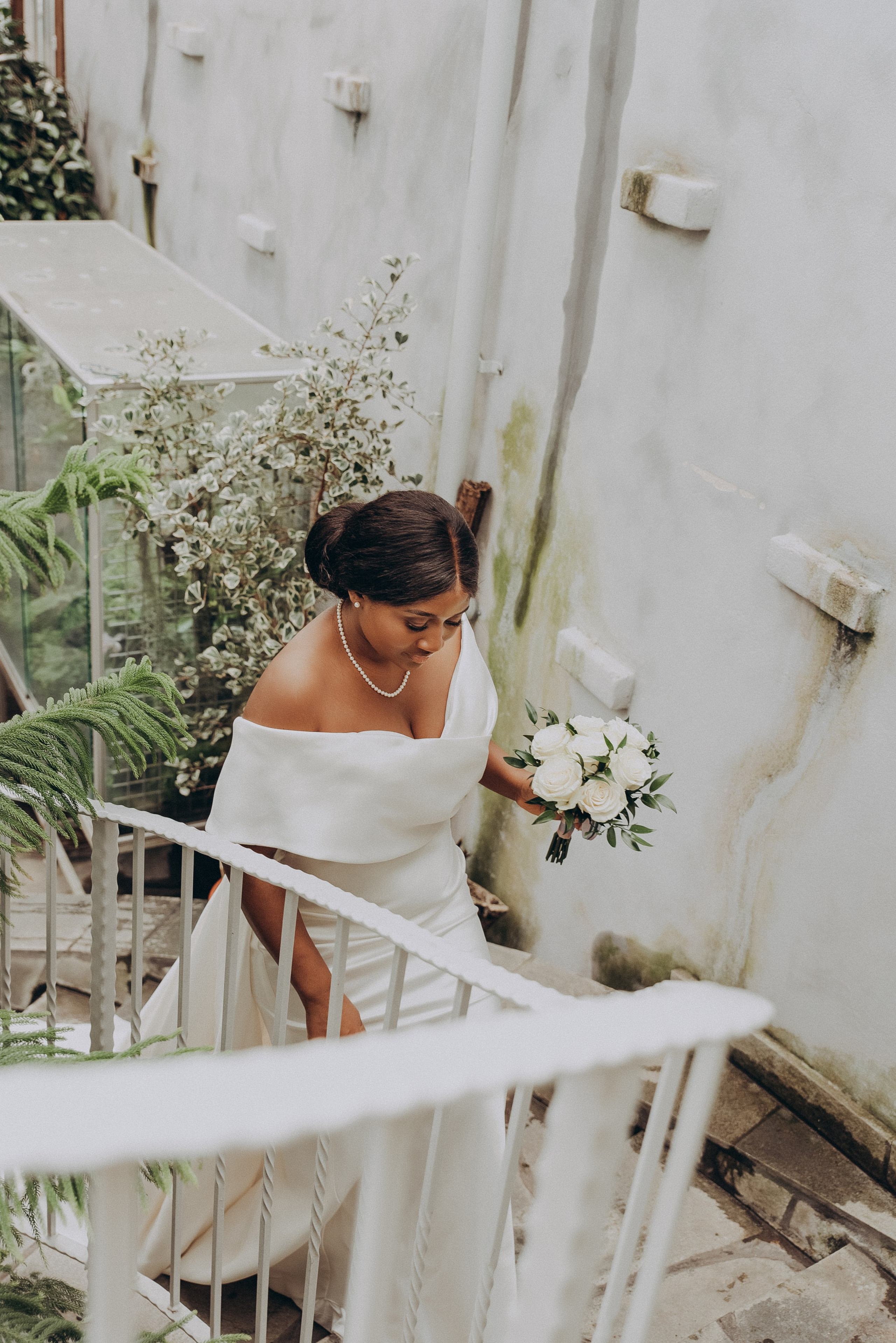 Элегантная свадебная фотосъемка, передающая любовь и эмоции в столичном регионе Финляндии.