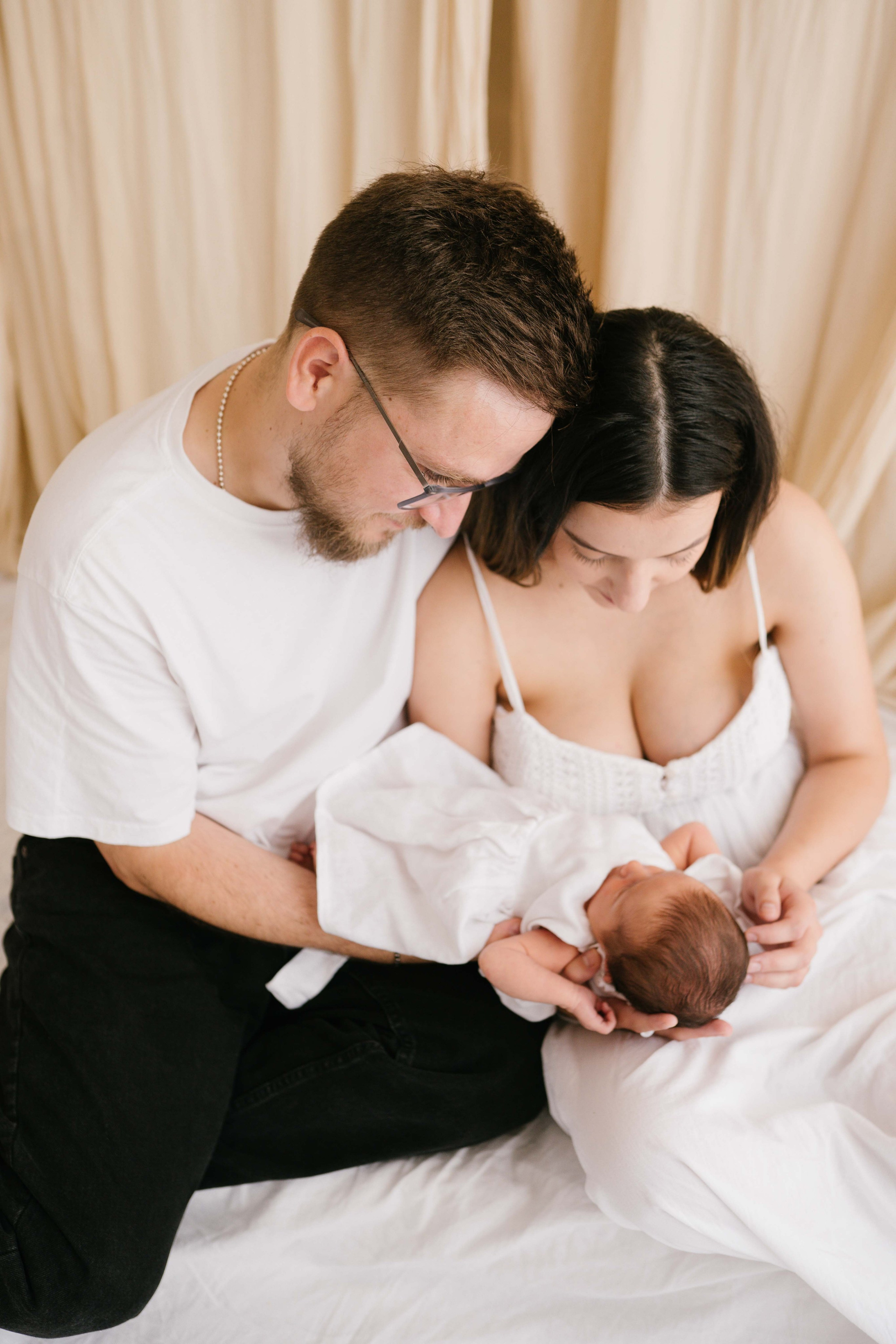 Inspira sesiune foto nou-nascut. Madalina Beda- Artist vizual, fotograf, doula la nastere, consultant babywearing Brasov si in toata tara