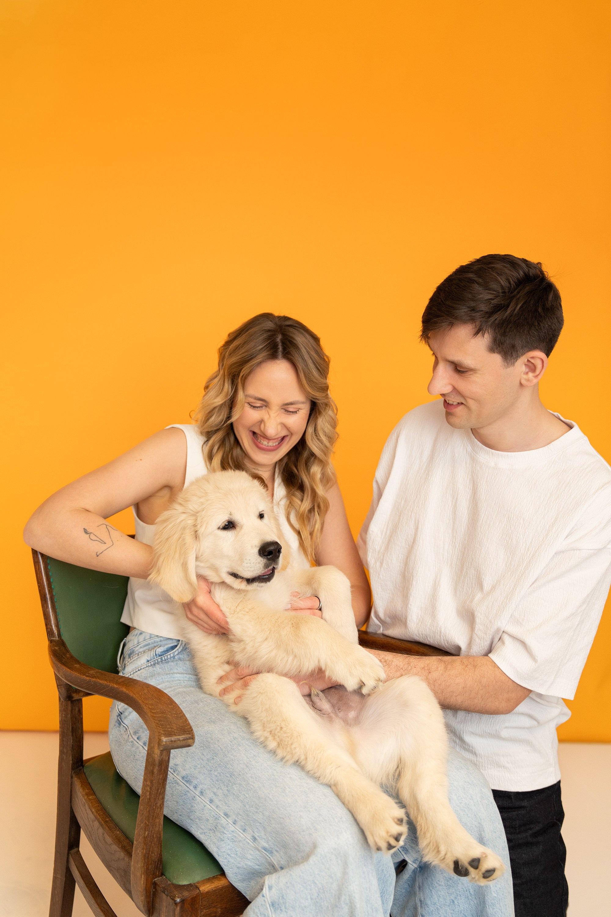 Laura, Lukas ir Kaukas — pirmoji poros ir jų šuniuko fotosesija studijoje. Vita Klimaševska ○ Fluffy Soulmate Photography