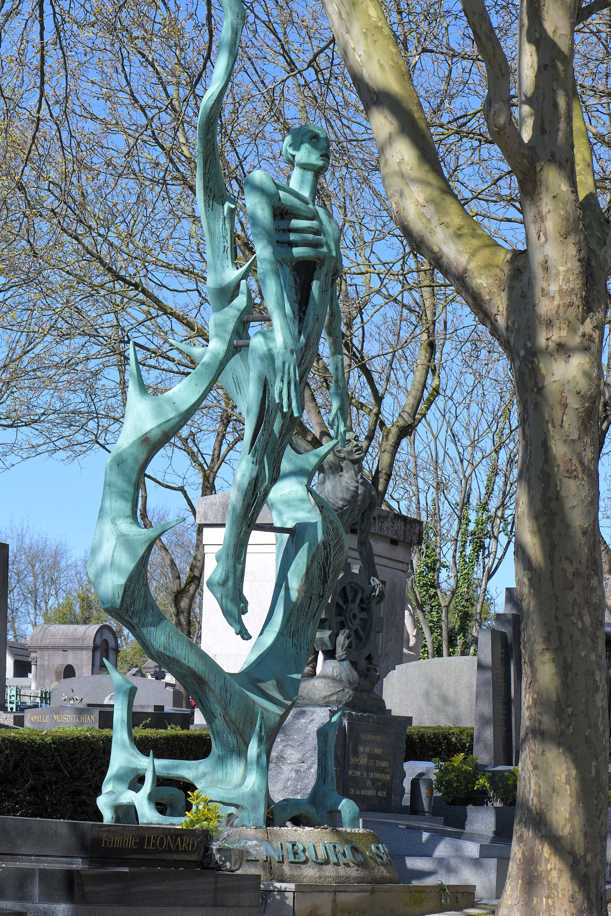 Père Lachaise Cemetery in Paris | Famous Graves & Photography Guide