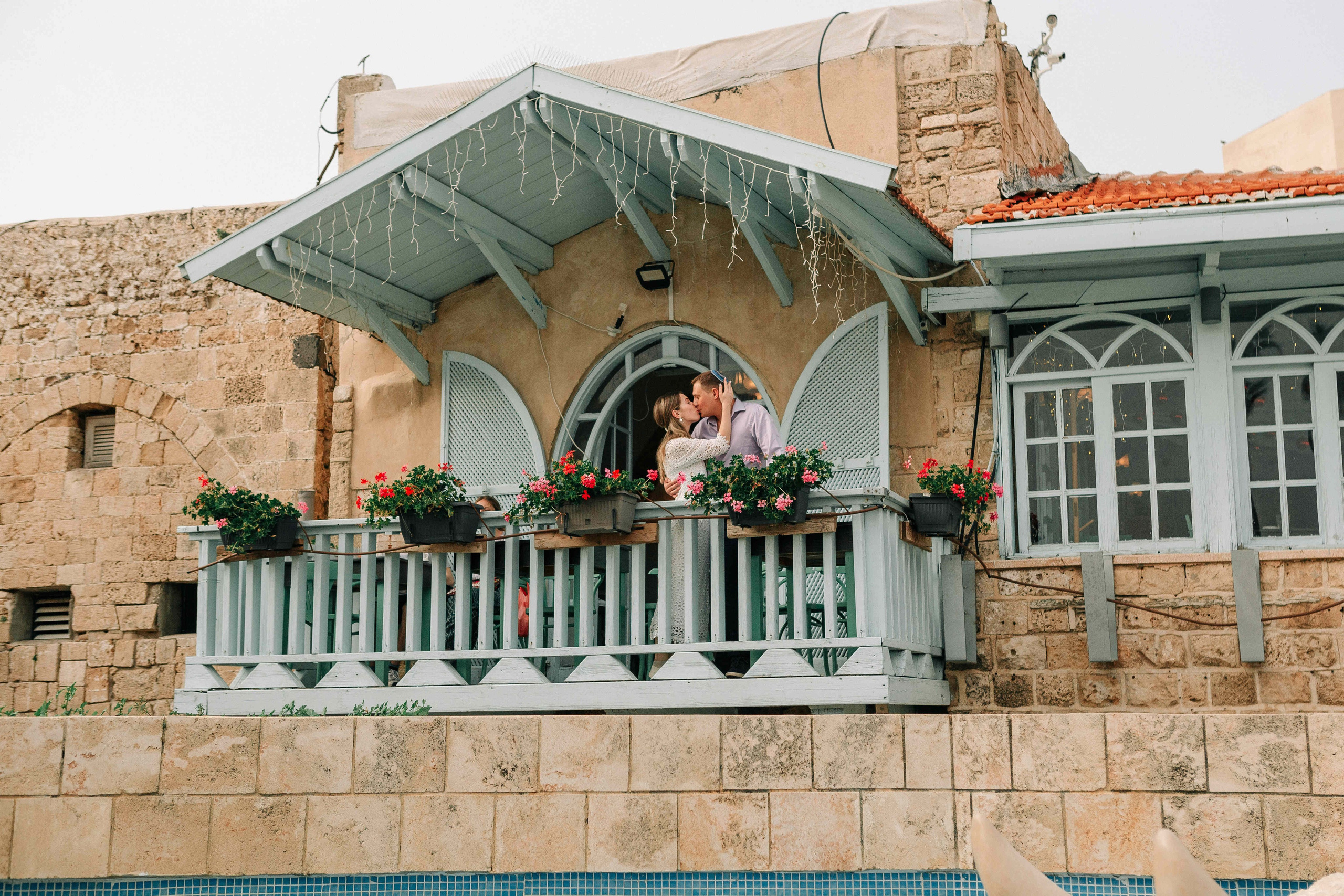 LOVERS IN JAFFO. PHOTOGRAPHER IN ISRAEL
