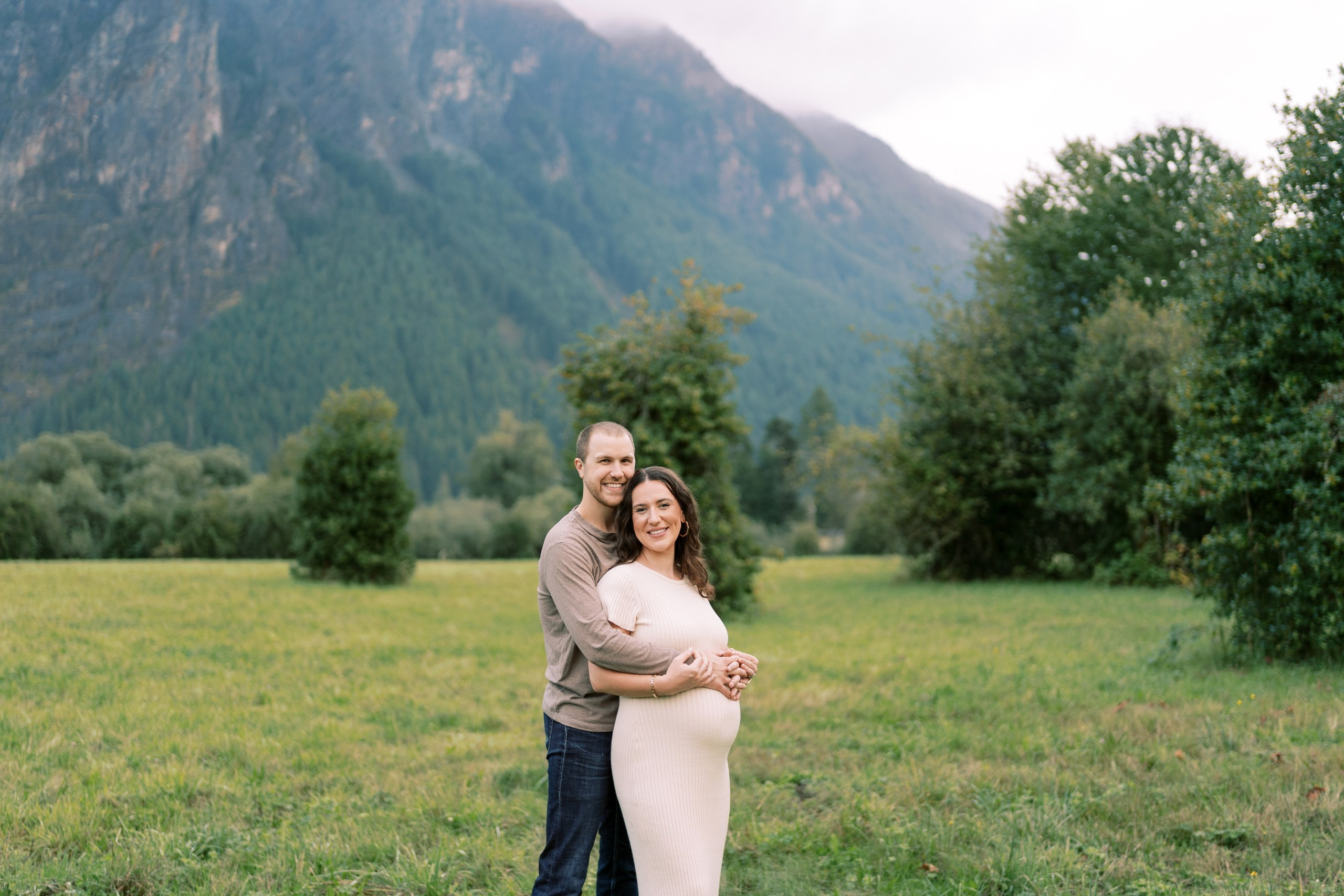 Maternity photoshoot. October 2024. North Bend, Washington. EVAN ARISTOV WEDDING PHOTOGRAPHY — Seattle Wedding Photographer