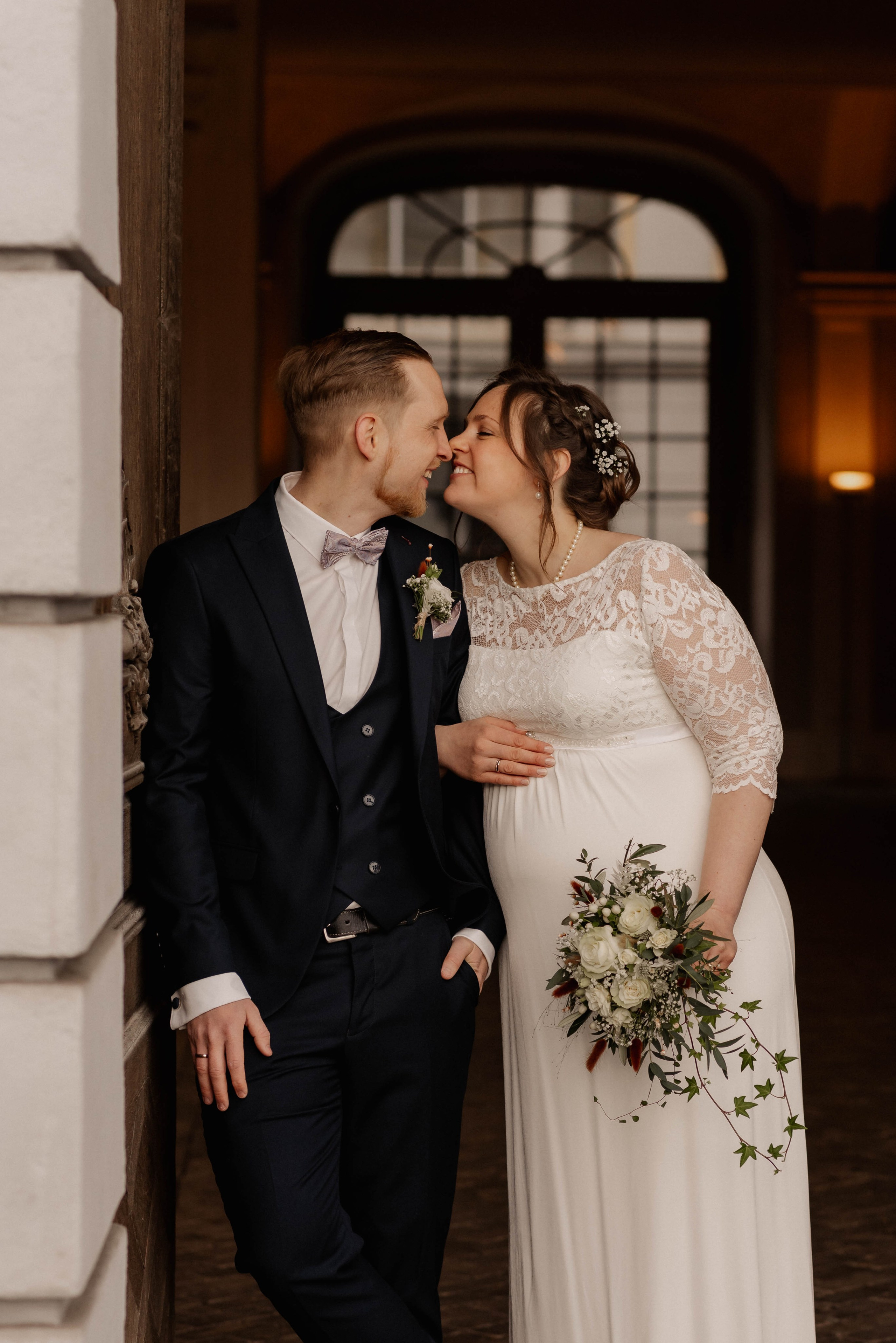 In Hochzeitspärchen küsst sich in Residenz Ansbach