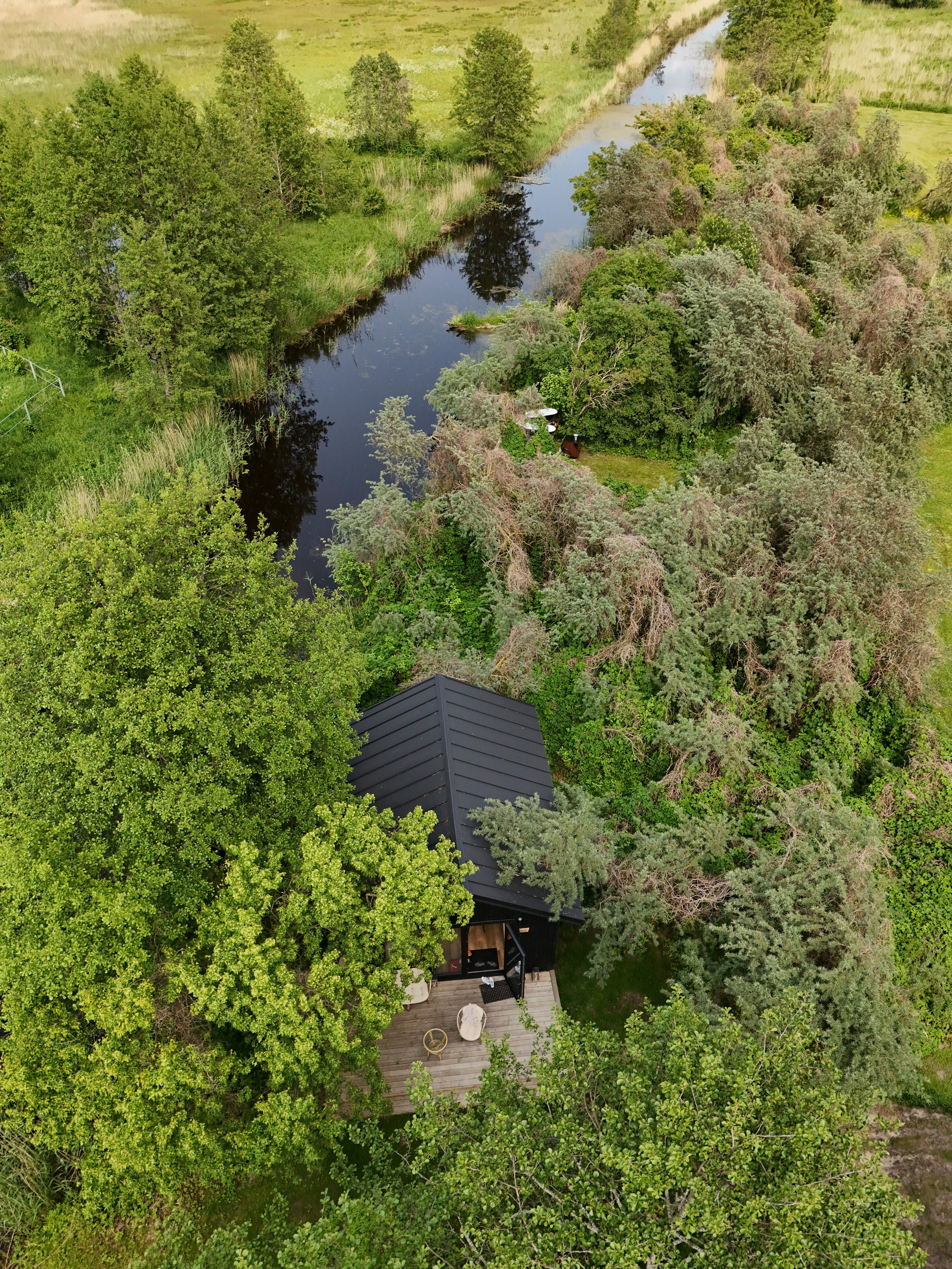 Foto & Video saturs apmaiņā pret atpūtu. Video shooting and creating with phone, iPhone Video School