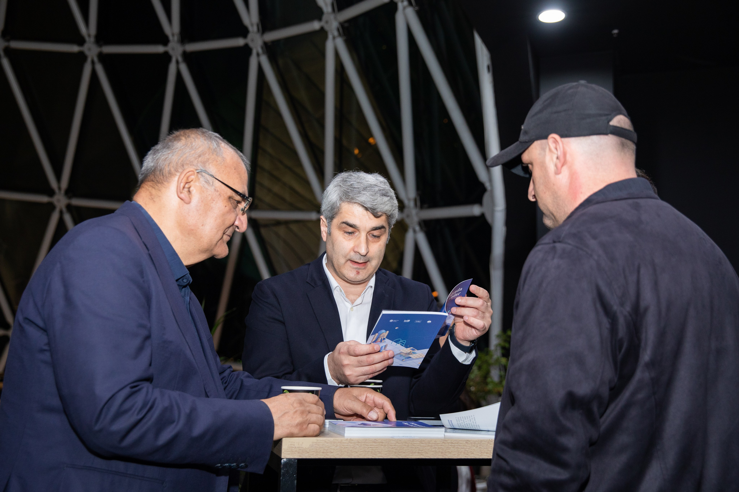 “Astronomiyada Əsas Anlayışlar” kitabının və “Fəza və Zamanın Elçiləri” filminin təqdimatı. Həvəskar Astronomlar Cəmiyyəti — Astronomy.az