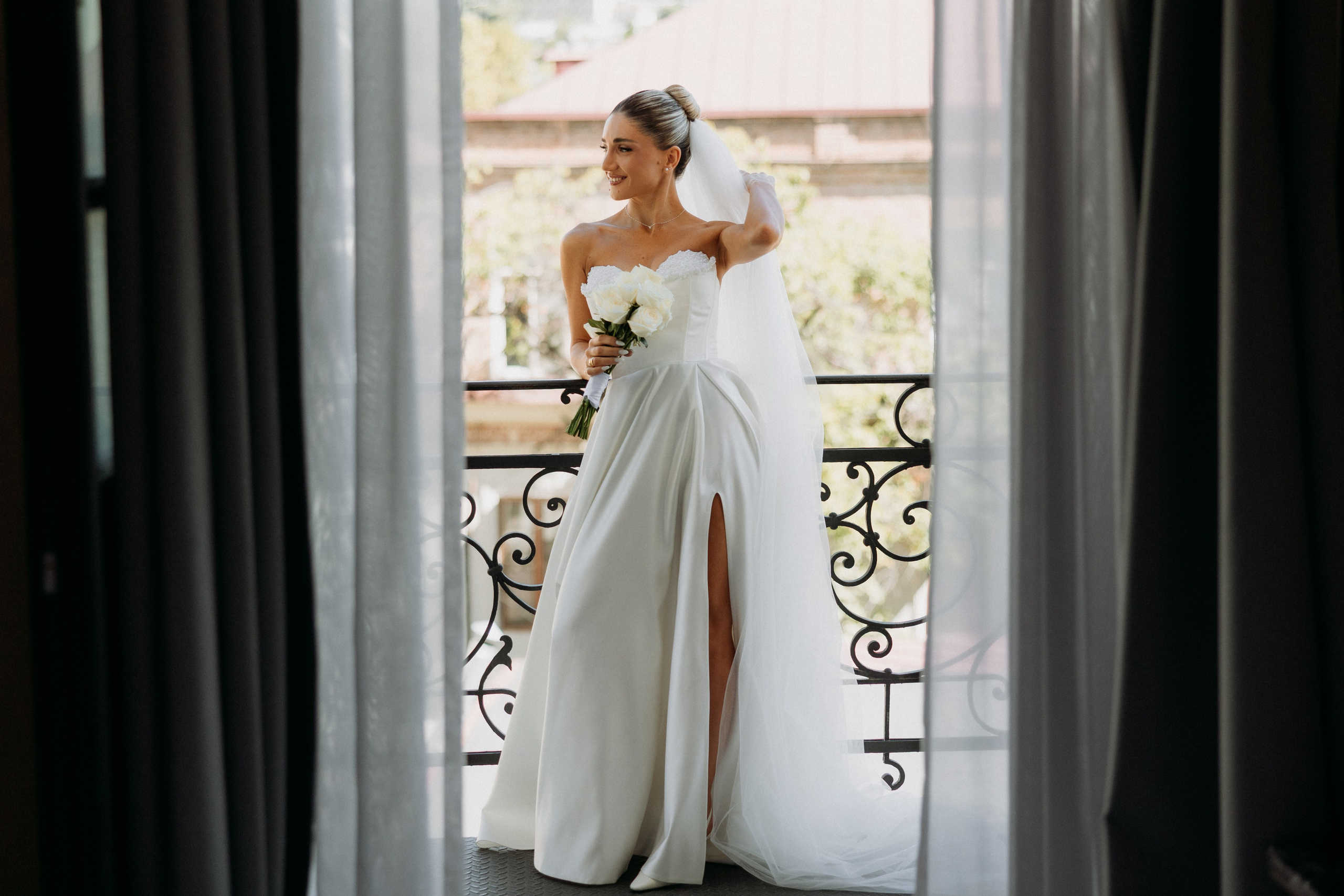 Wedding day with retro car. Wedding photographer in Tbilisi Ioseb Mamniashvili