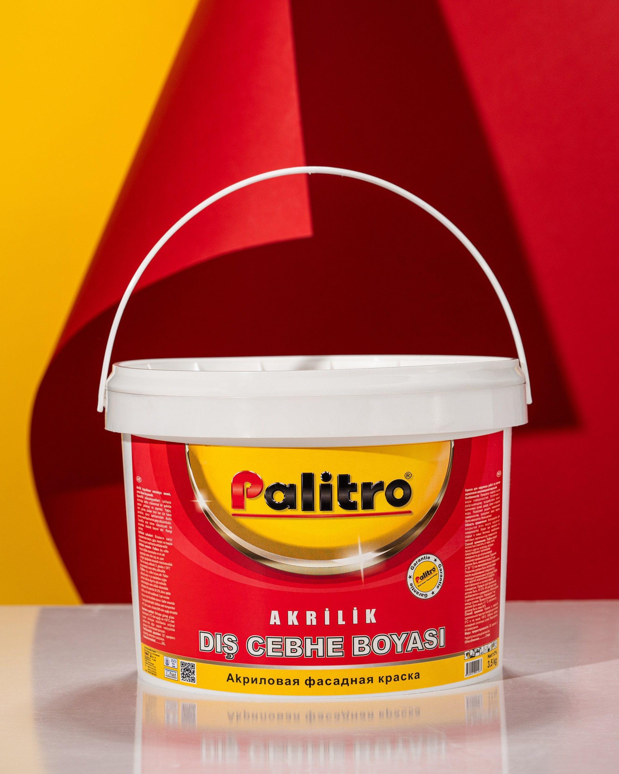 məhsulla vəhdət daşıyan rənglərdə fon önündə boya