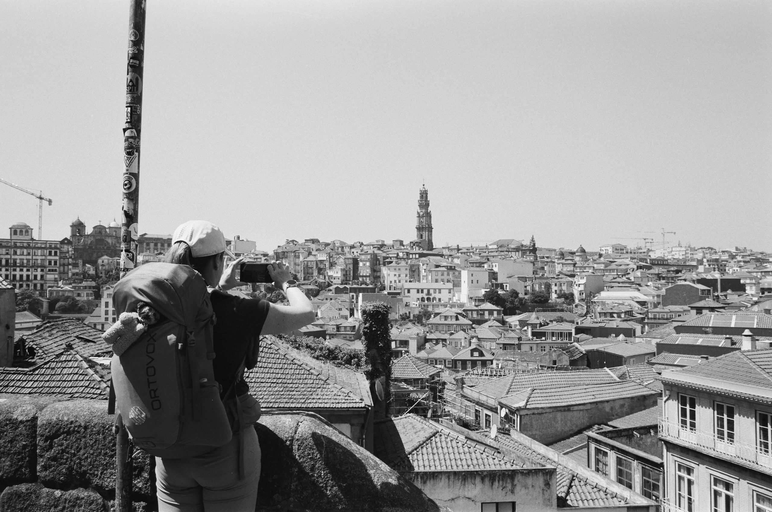 Reisender fotografiert die Skyline von Porto mit Blick auf die Altstadt