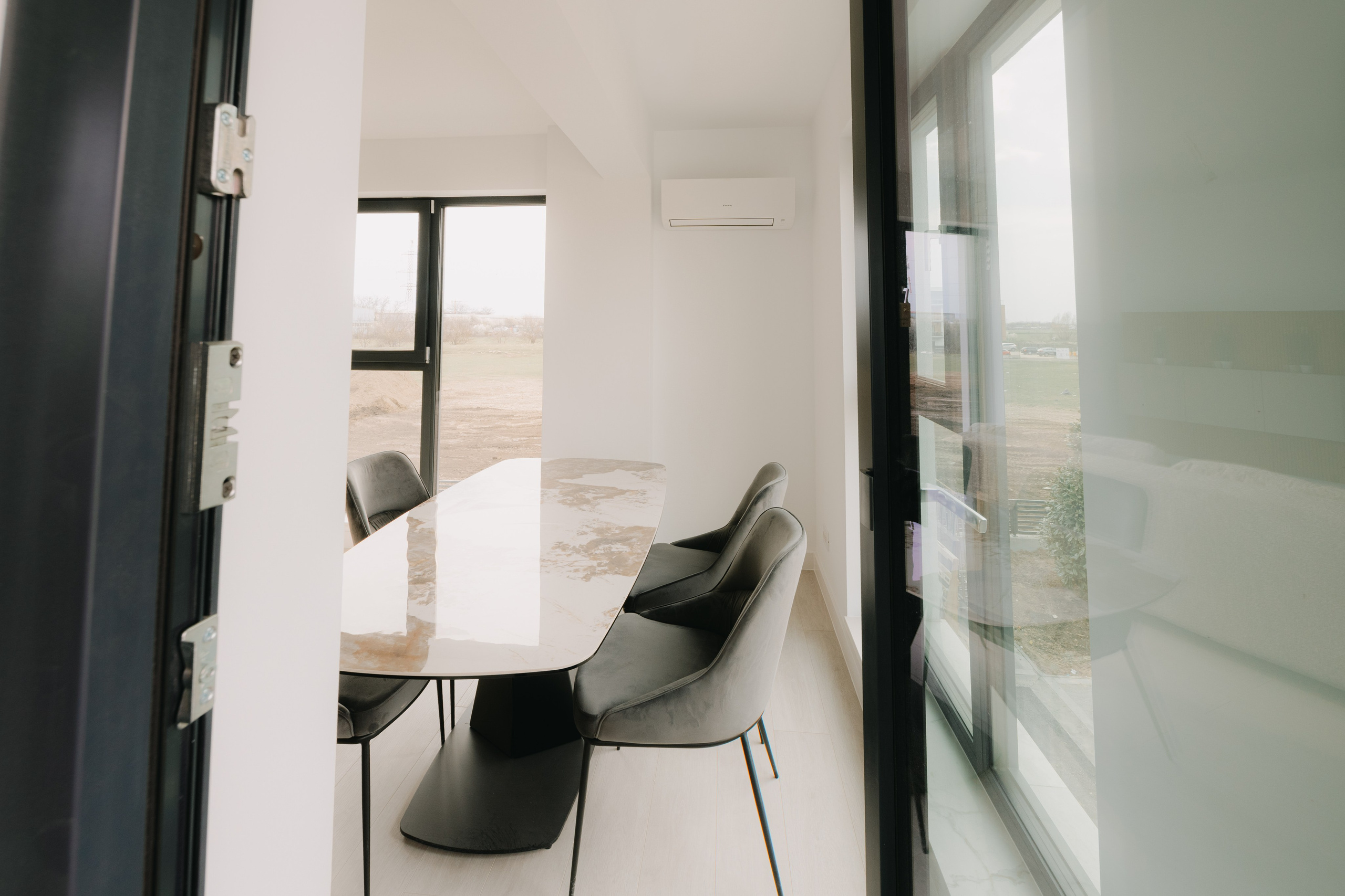 Imobiliare & Interioare - Foto