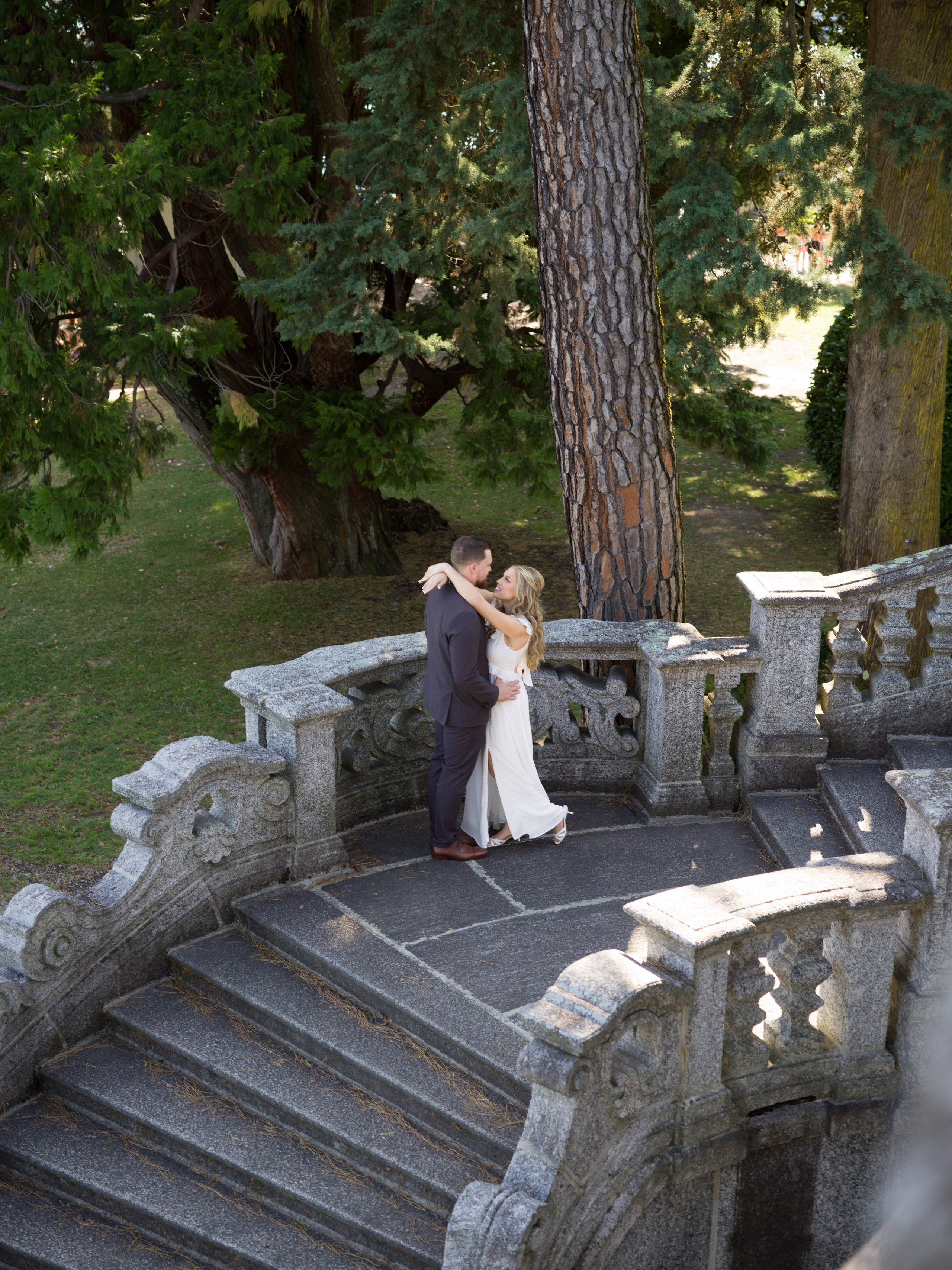 Elopement, Parco Civico Teresio Olivelli, Tremezzo, Lake Como – couple embracing on the park stairs