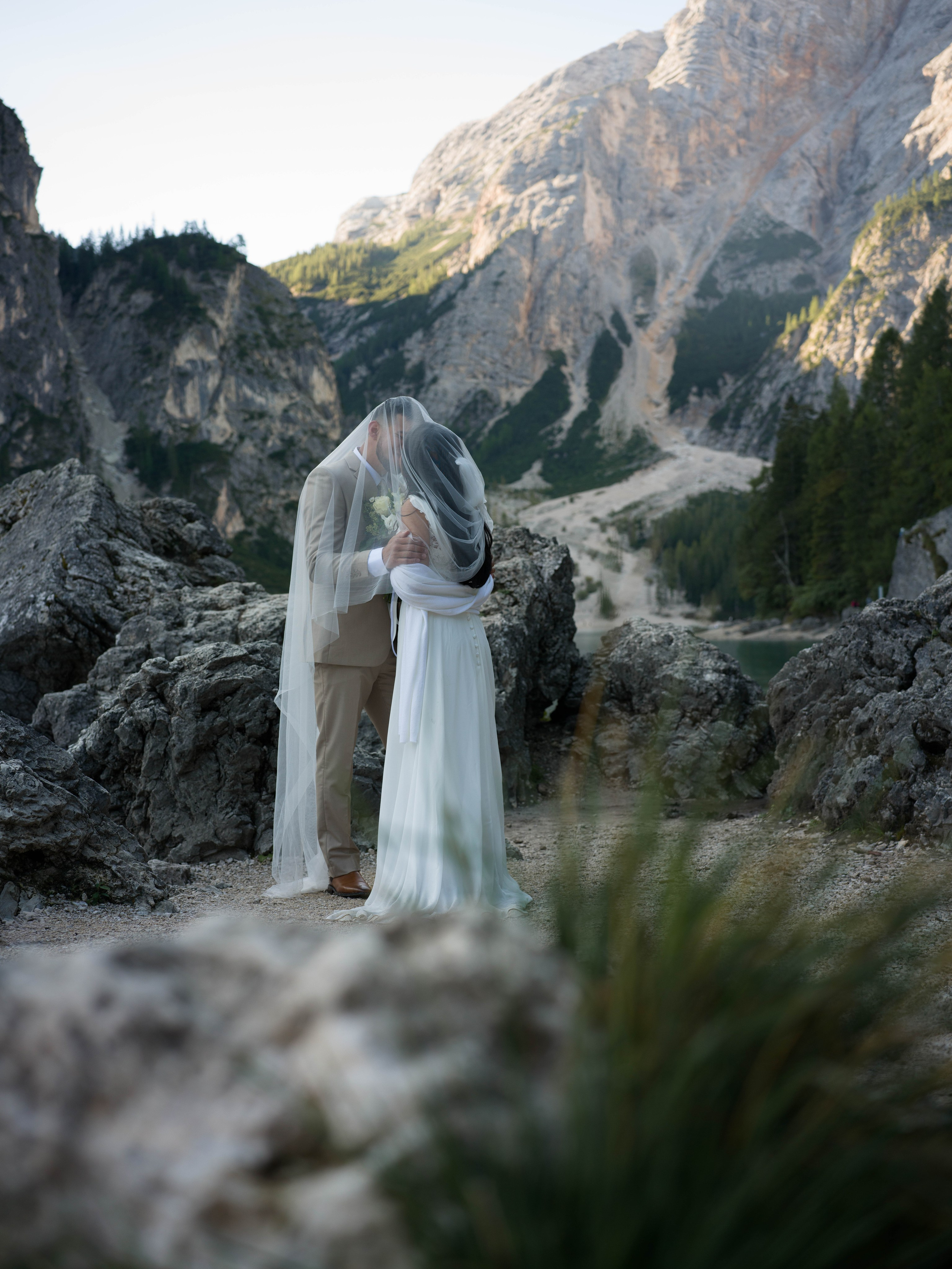Sunrise elopement at Lake Braies in the Dolomites with intimate couple portraits and mountain scenery