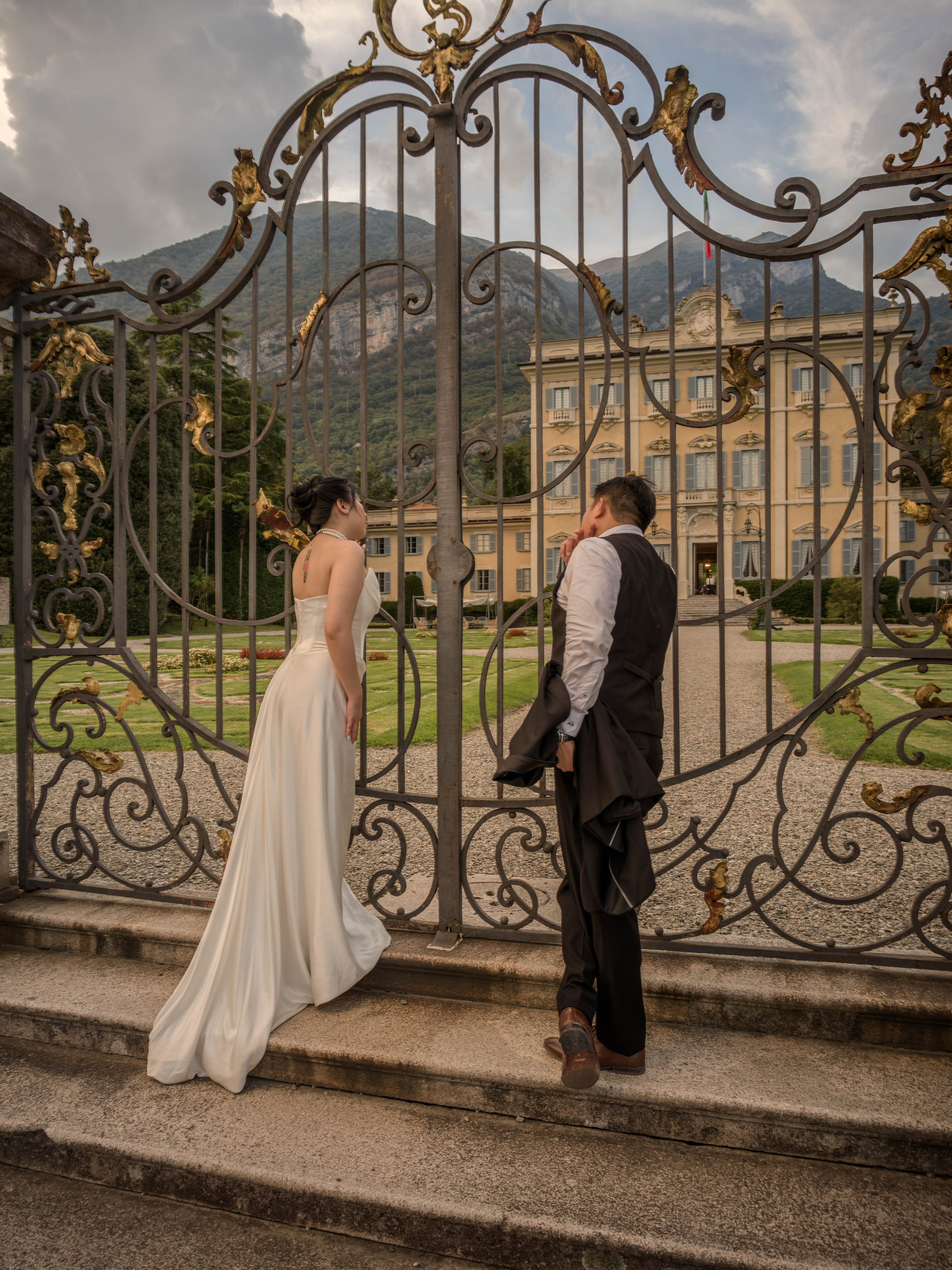 Villa Sola Cabiati elopement photoshoot featuring romantic couple portraits, historic architecture and Lake Como