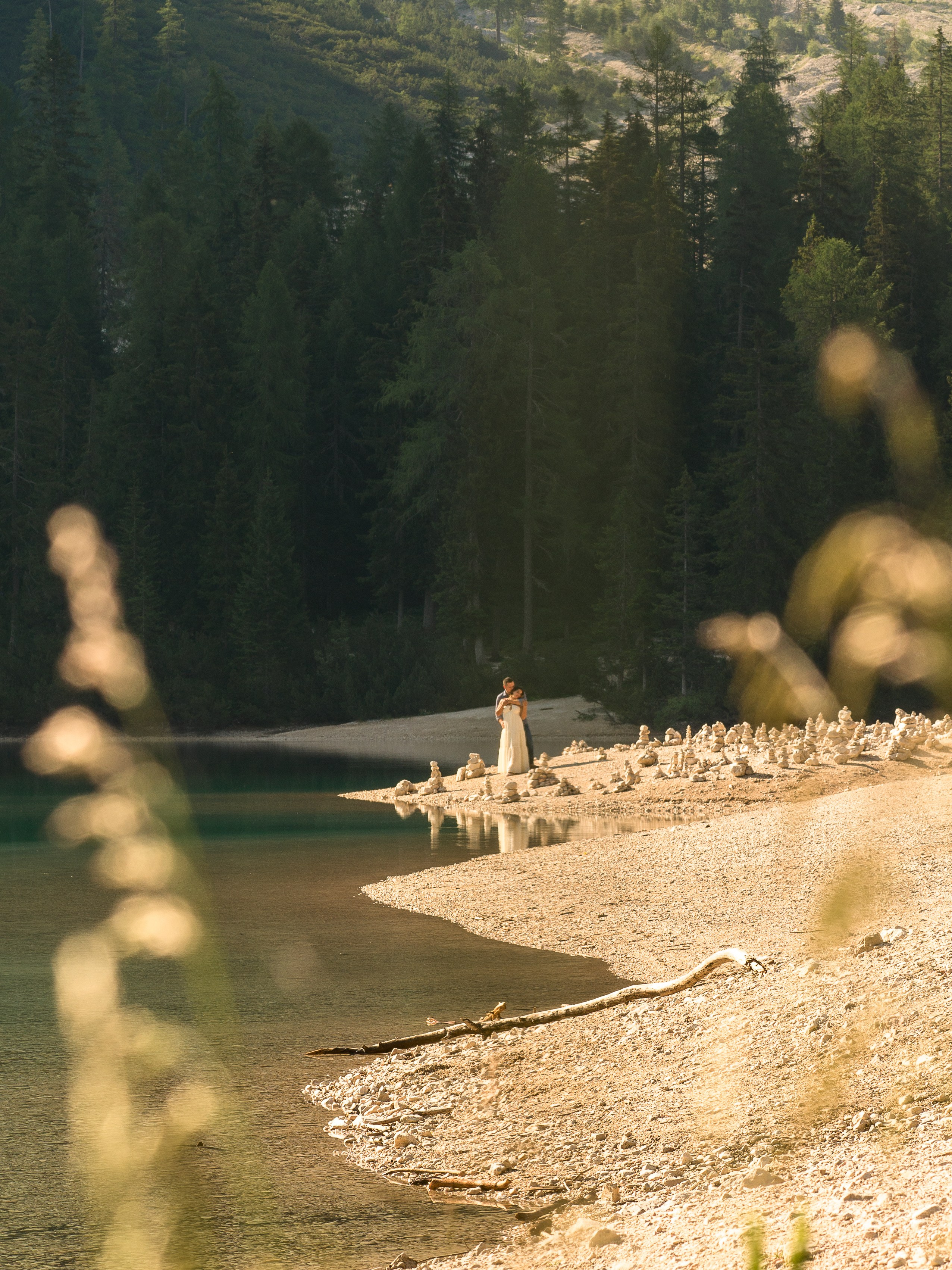 Couple enjoying a romantic love story photoshoot at Lago di Braies