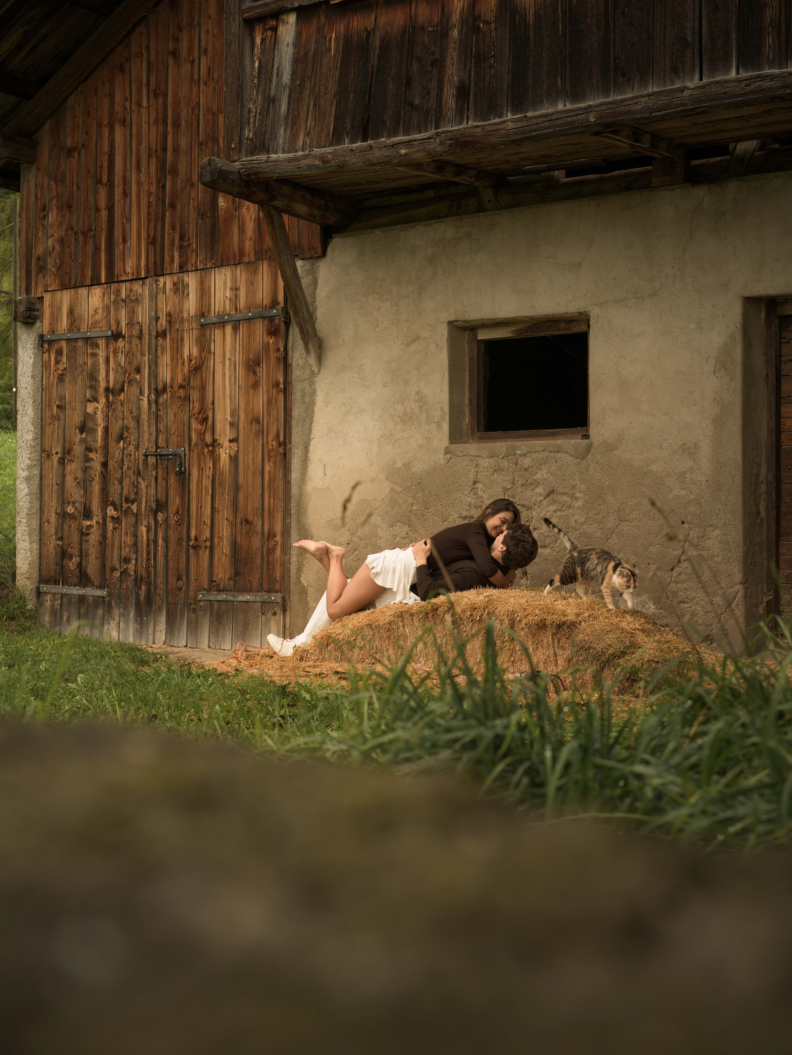 Surprise engagement proposal in Santa Maddalena, Dolomites, Italy, captured during a private couple photoshoot surrounded by the dramatic mountains of Val di Funes.