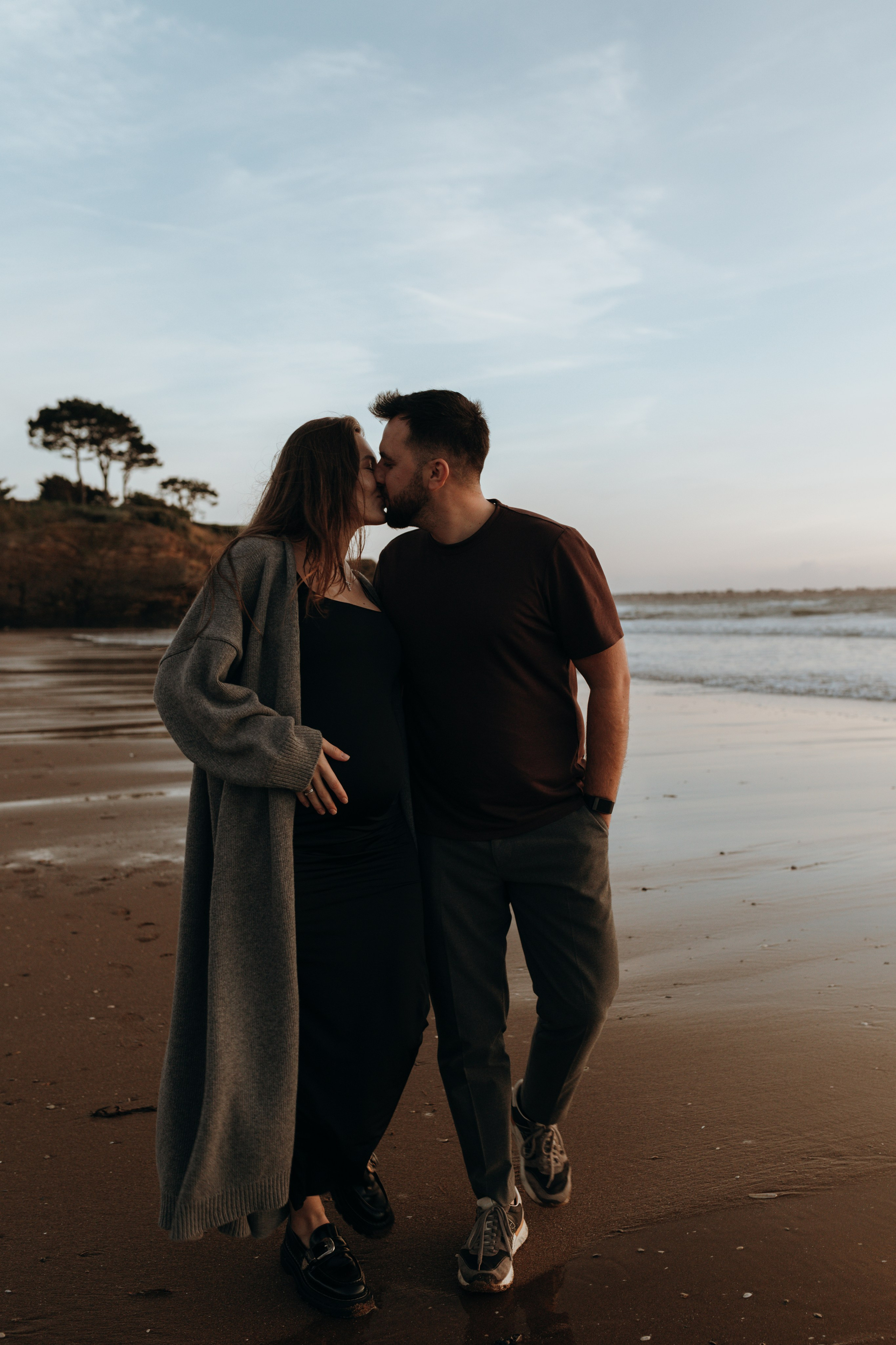 Sunset maternity photoshoot. Annah Louwagie — Lifestyle photographer for couples, families & brands | France & worldwide