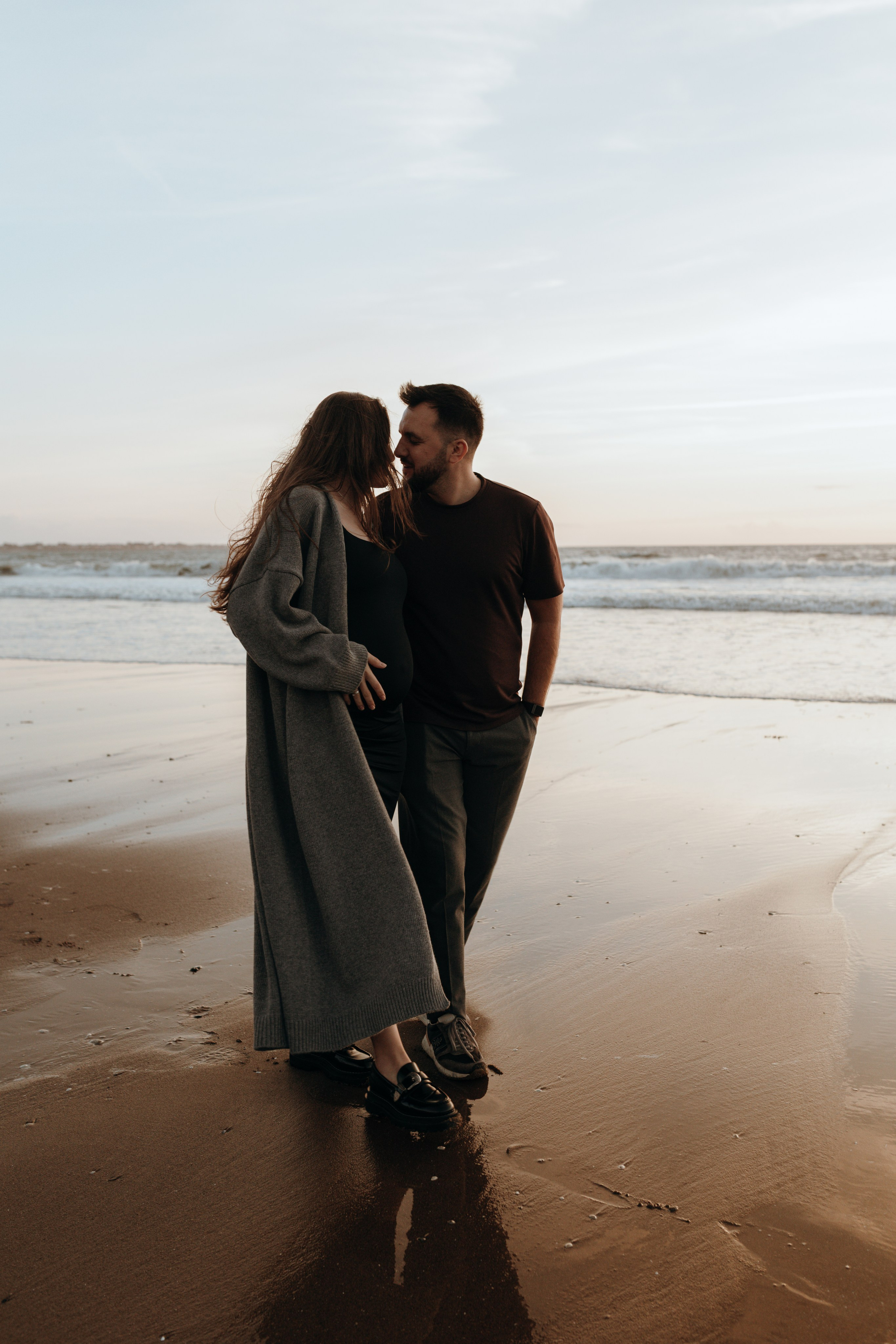 Sunset maternity photoshoot. Annah Louwagie — Lifestyle photographer for couples, families & brands | France & worldwide