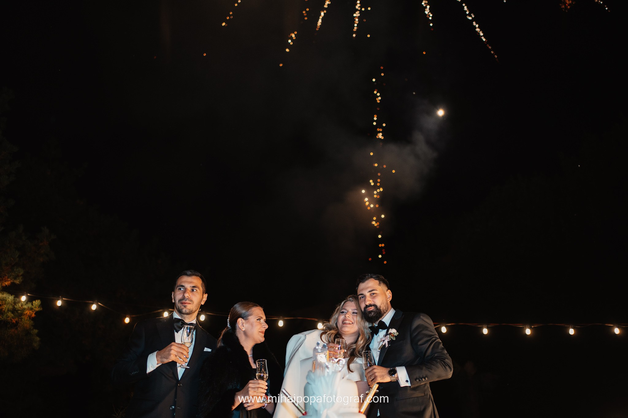 Moment emoționant între miri în ziua nunții, surprins într-un cadru natural și romantic, la Daimon Events. Fotografie de nuntă profesională, editată artistic pentru a evidenția emoția și eleganța evenimentului.