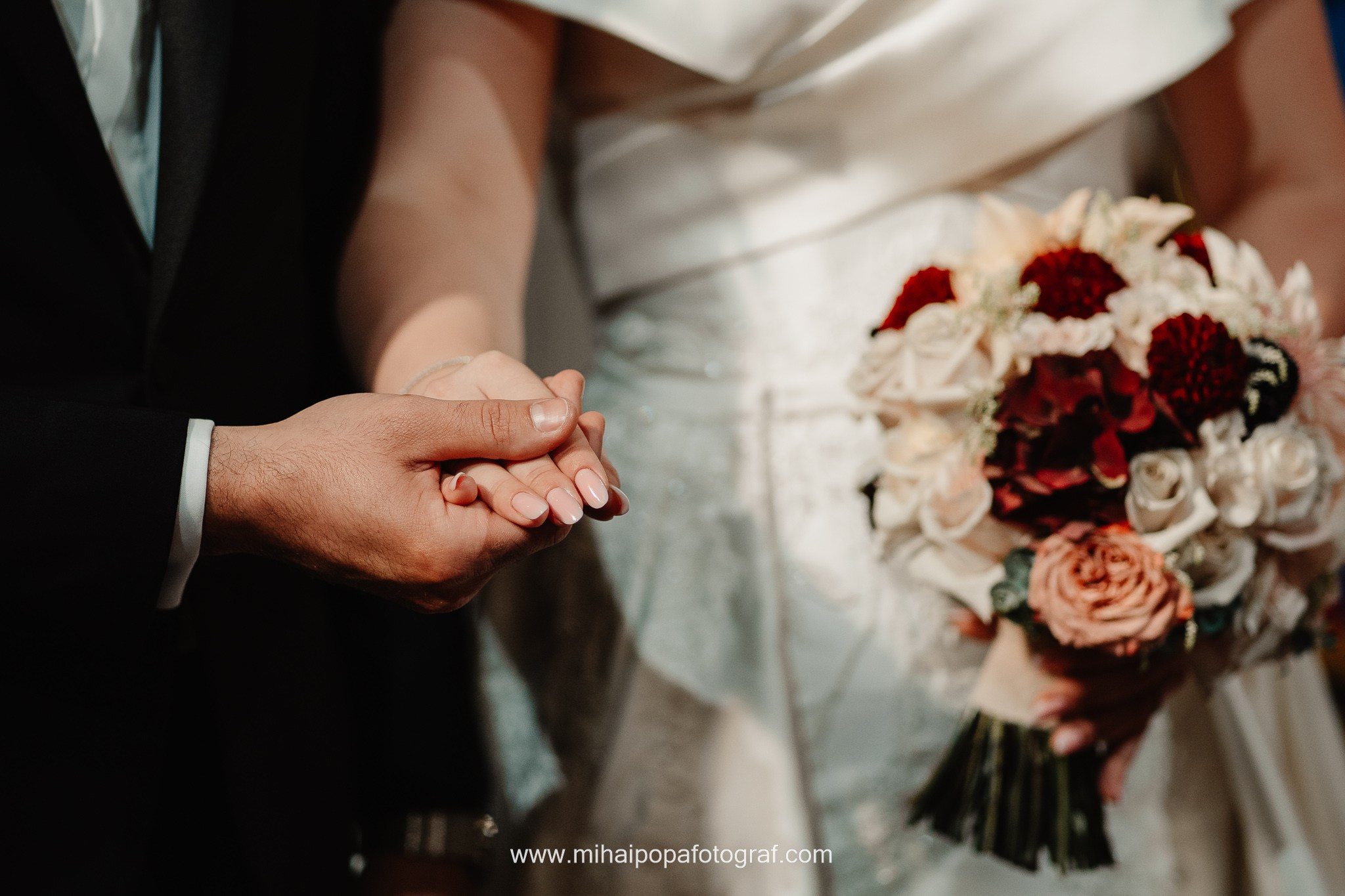 Moment emoționant între miri în ziua nunții, surprins într-un cadru natural și romantic, la Daimon Events. Fotografie de nuntă profesională, editată artistic pentru a evidenția emoția și eleganța evenimentului.