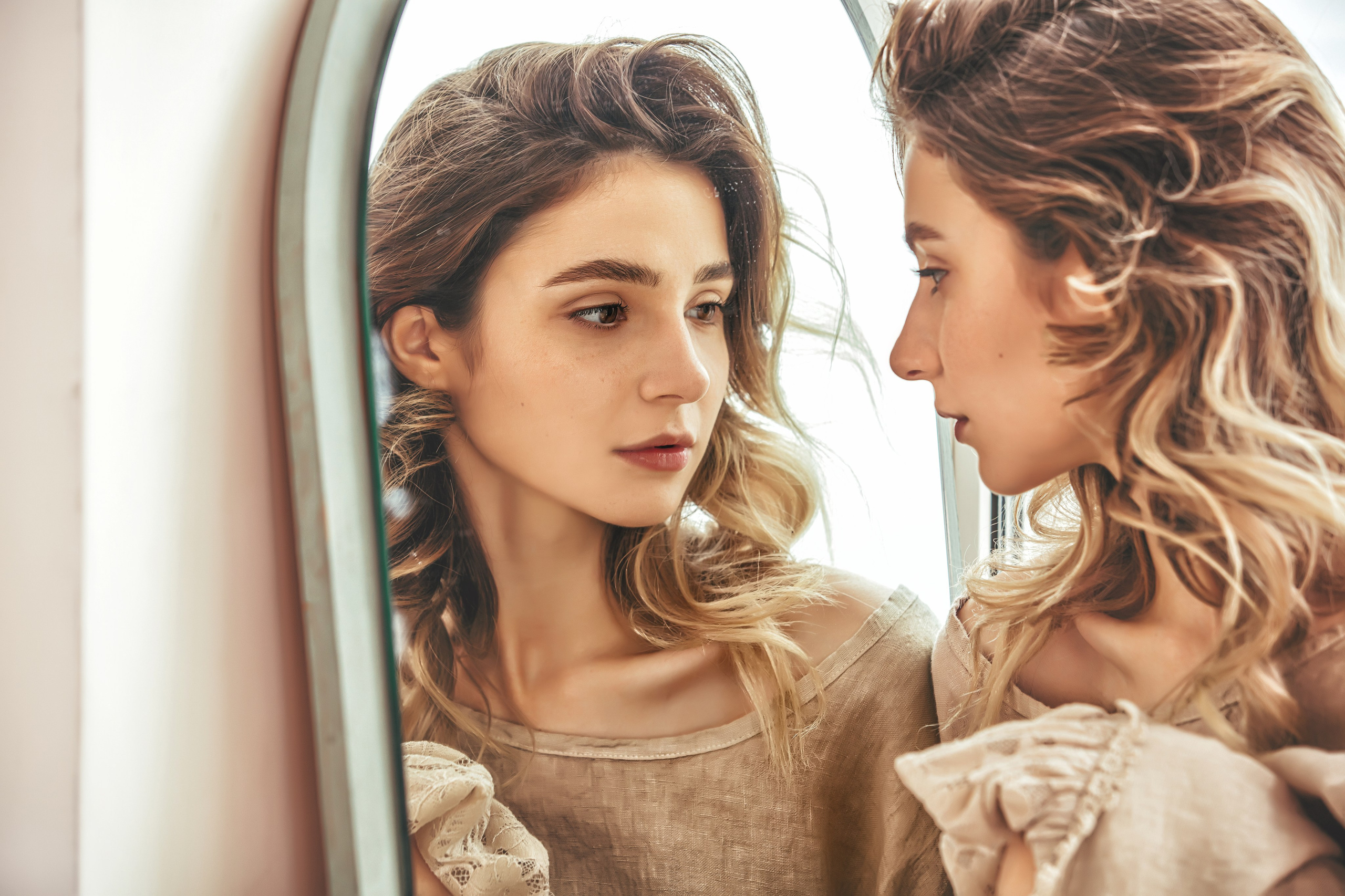 Femme face à son reflet – séance photo portrait créative, jeu de miroirs et de lumière naturelle