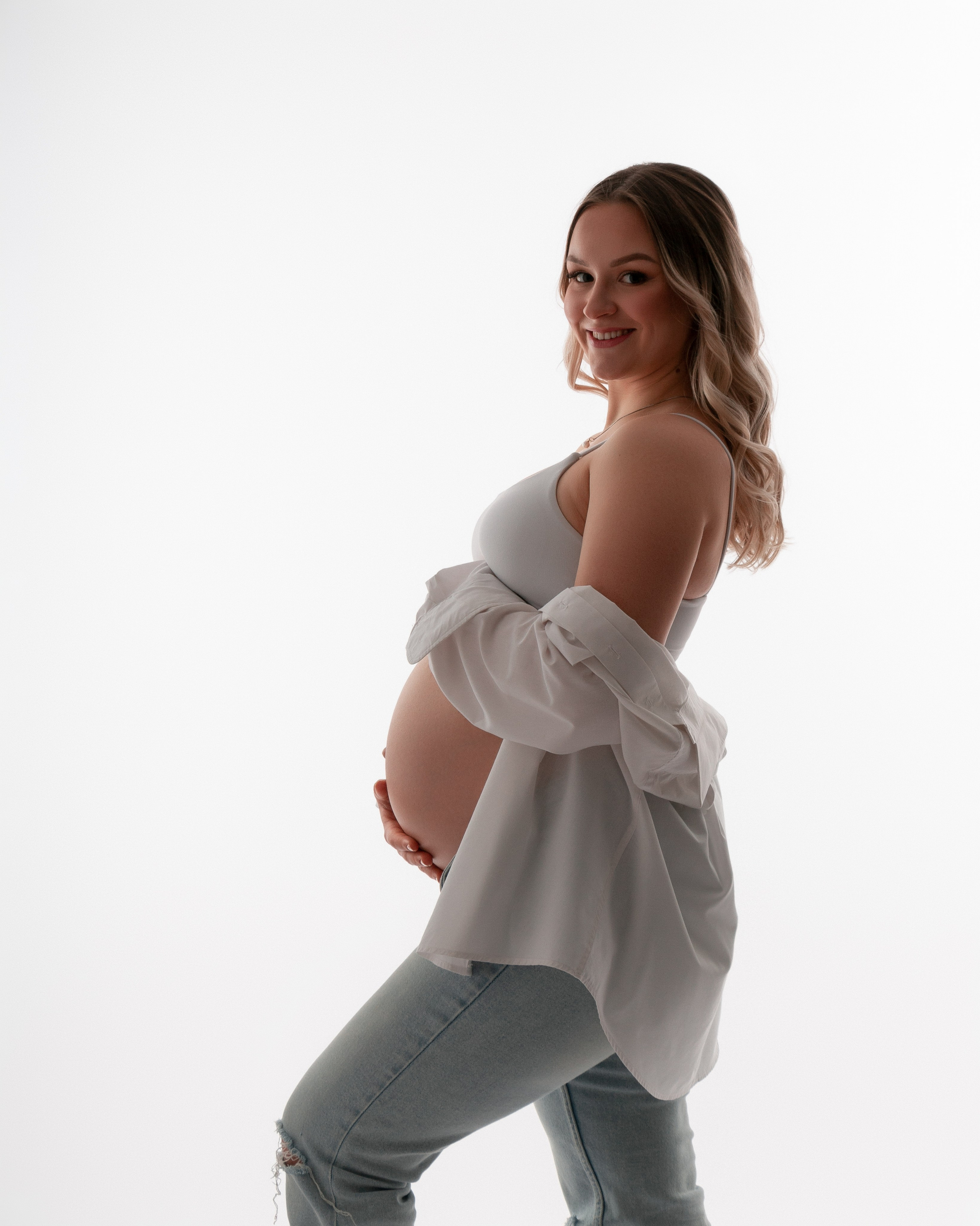 Babybauch im Fokus – sanfte Studioaufnahme von Nicole