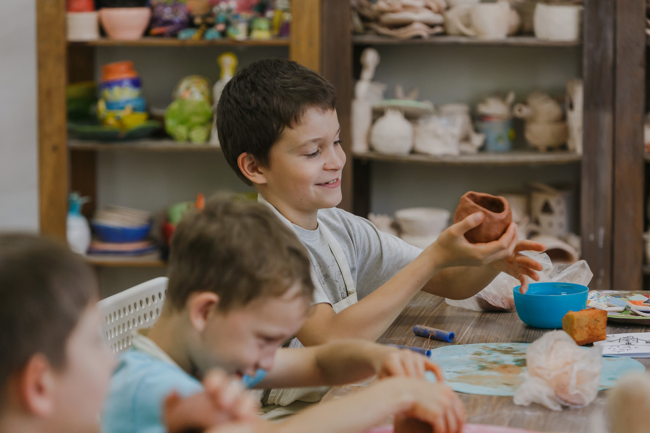 Campamento de verano infantil del taller de cerámica. Fotógrafo de retrato, familia y reportajes en Valencia | España | Europa Vitalii Lumier