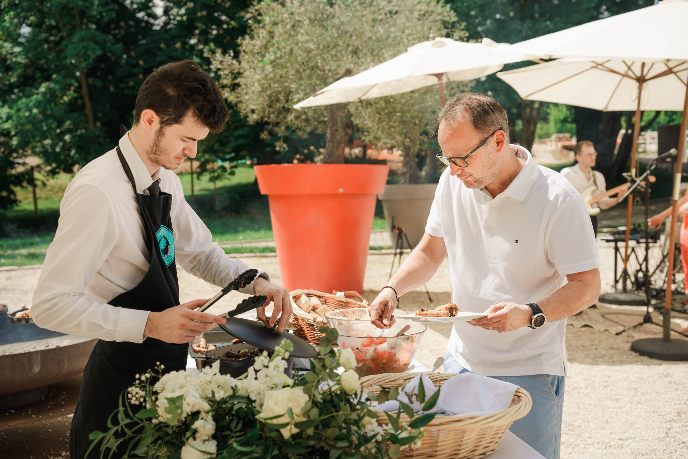 A Relaxed Day-After BBQ Party in France | Destination Wedding Photographer. StudioHappyMoment | Hääkuvaaja Helsinki, tunteikas ja dokumentaarinen kuvaus