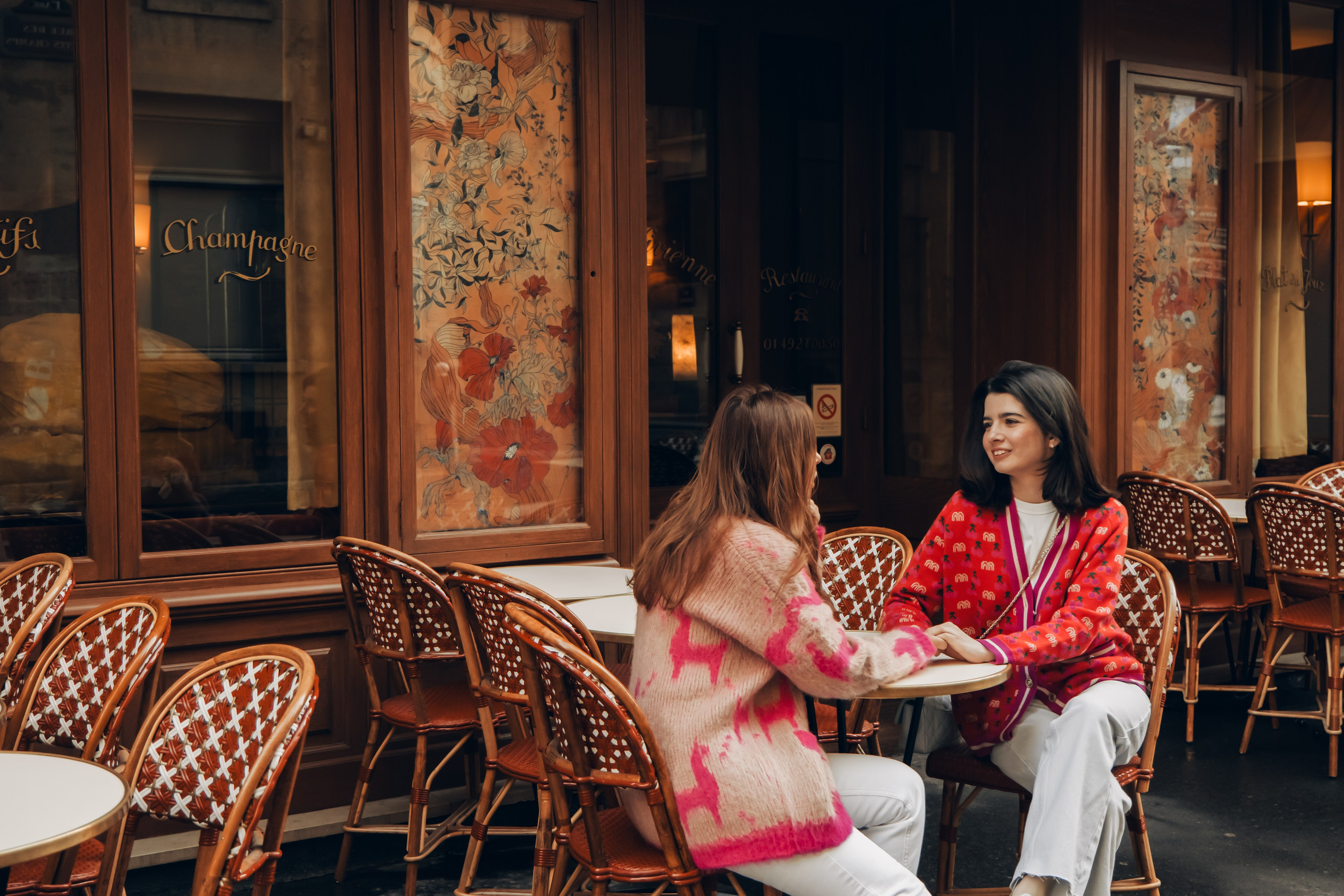Julia with her adult daughter. Photographer in Paris Marina Chaput