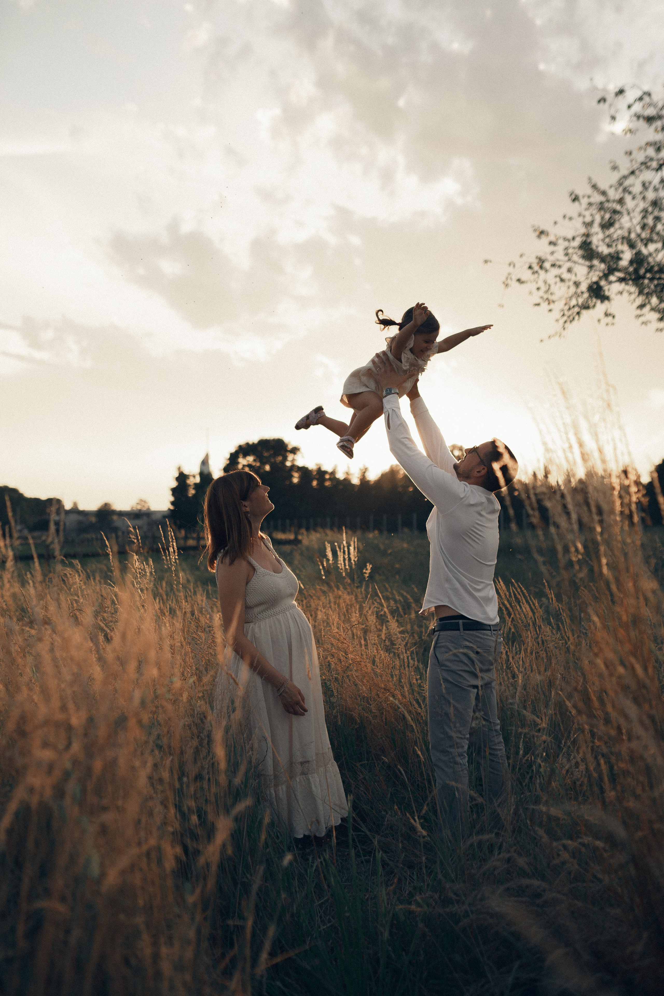 Fotografa maternità a Milano – donna incinta avvolta dalla luce del sole al tramonto