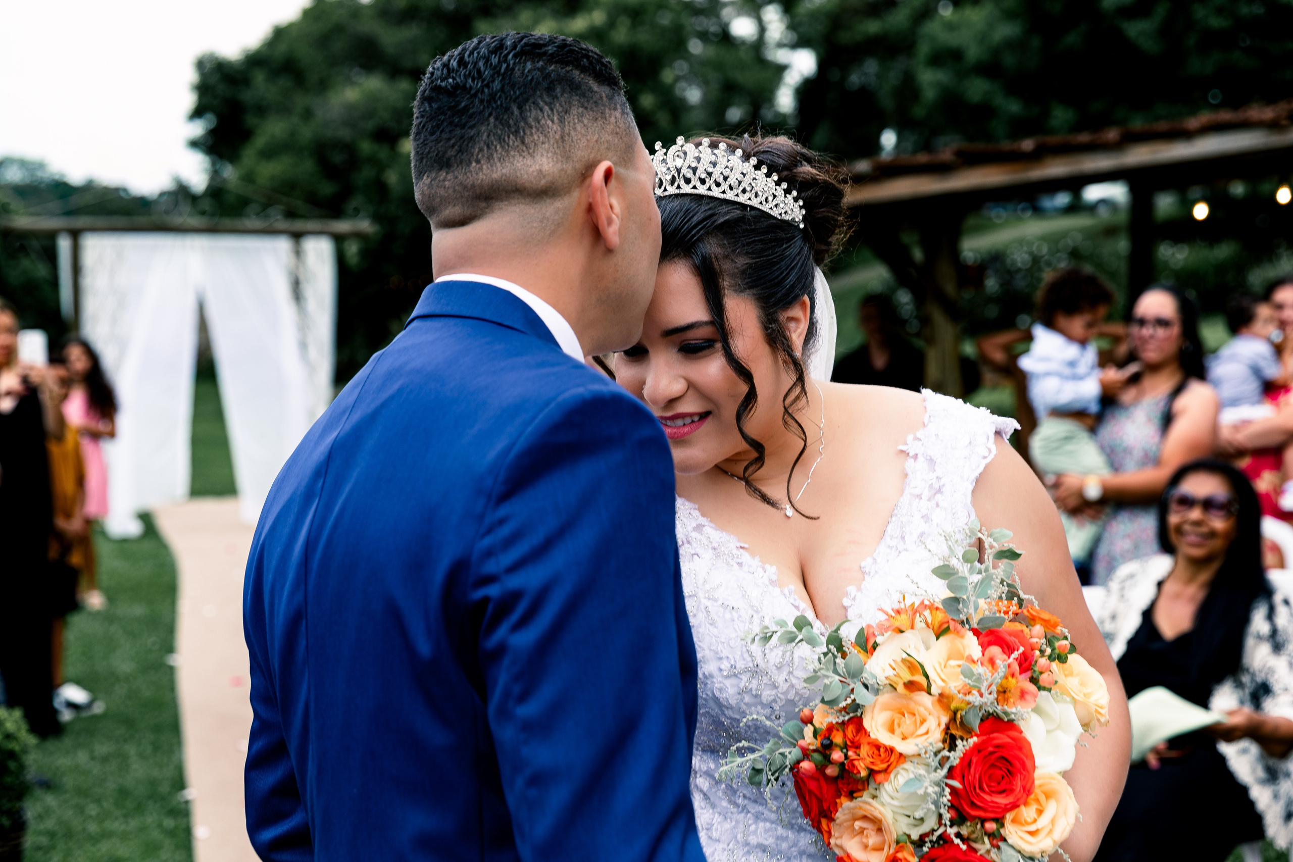 Noivo beijando a testa da noiva no altar, que momento lindo e cheio de amor, registrado por Luiz Zanon, fotógrafo de casamento em Curitiba.